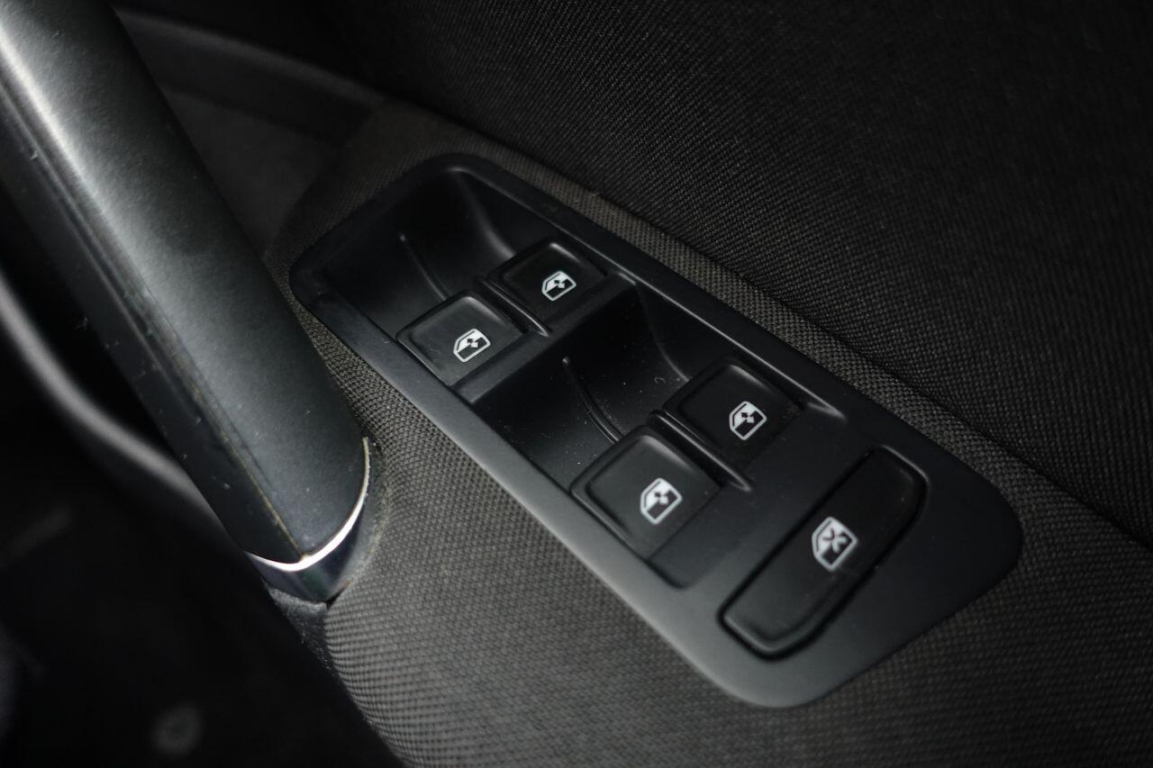 Volkswagen Golf - Image 48