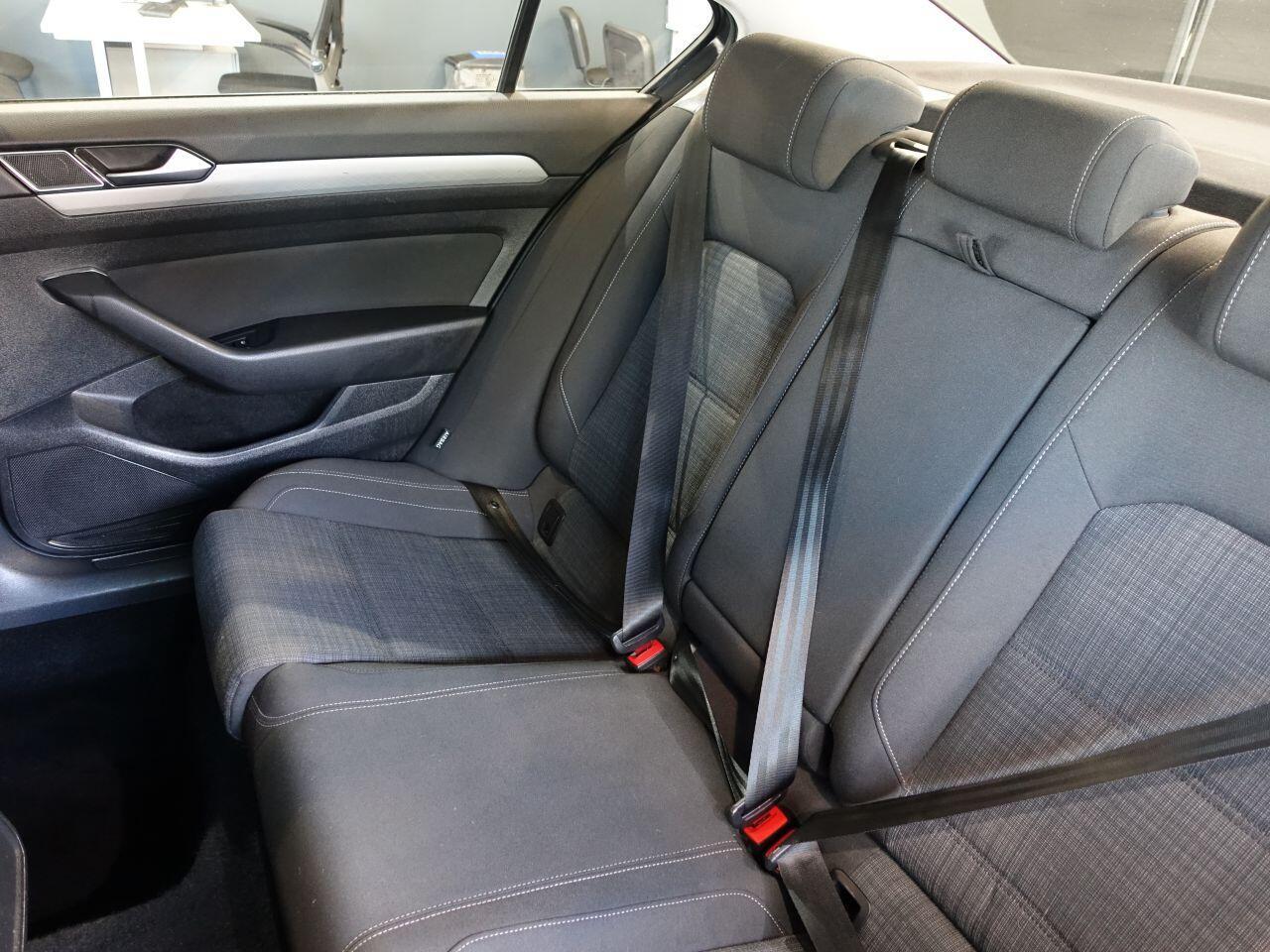 Volkswagen Passat - Image 17