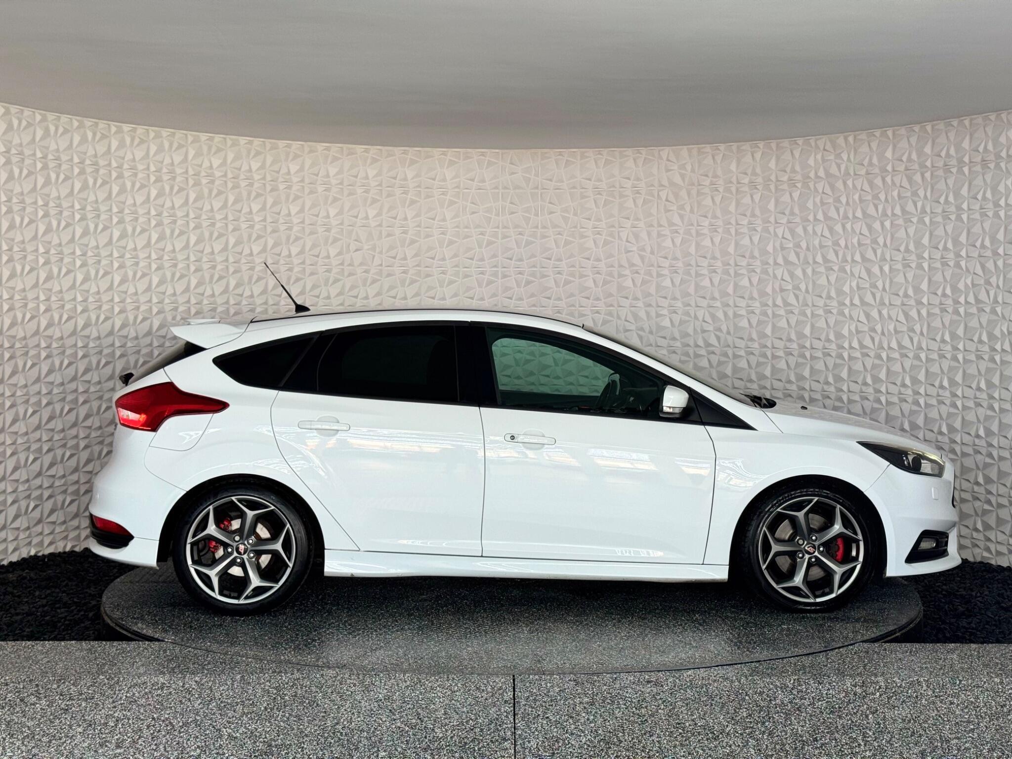 Ford Focus - Image 9