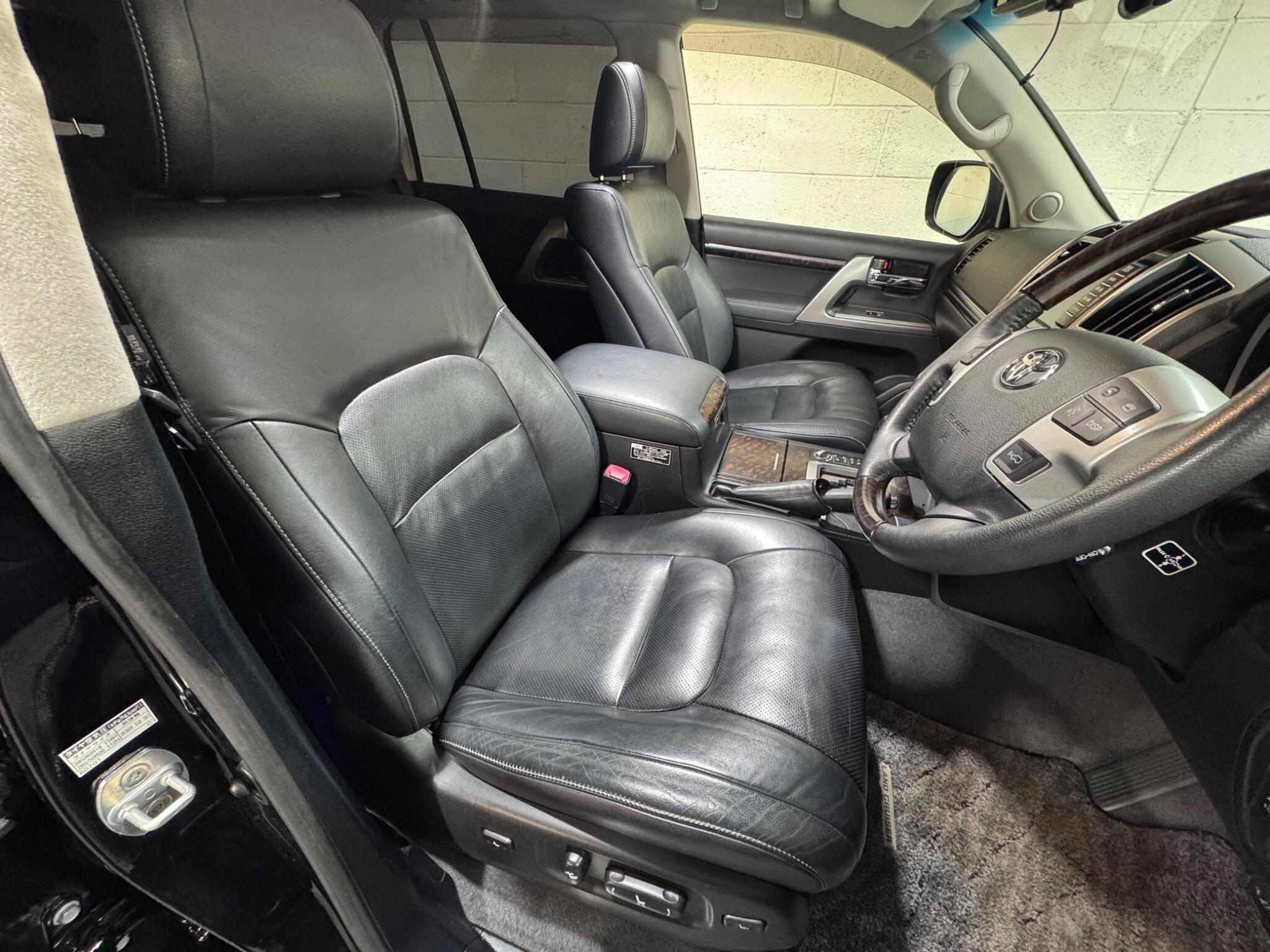 Toyota Land Cruiser - Image 7
