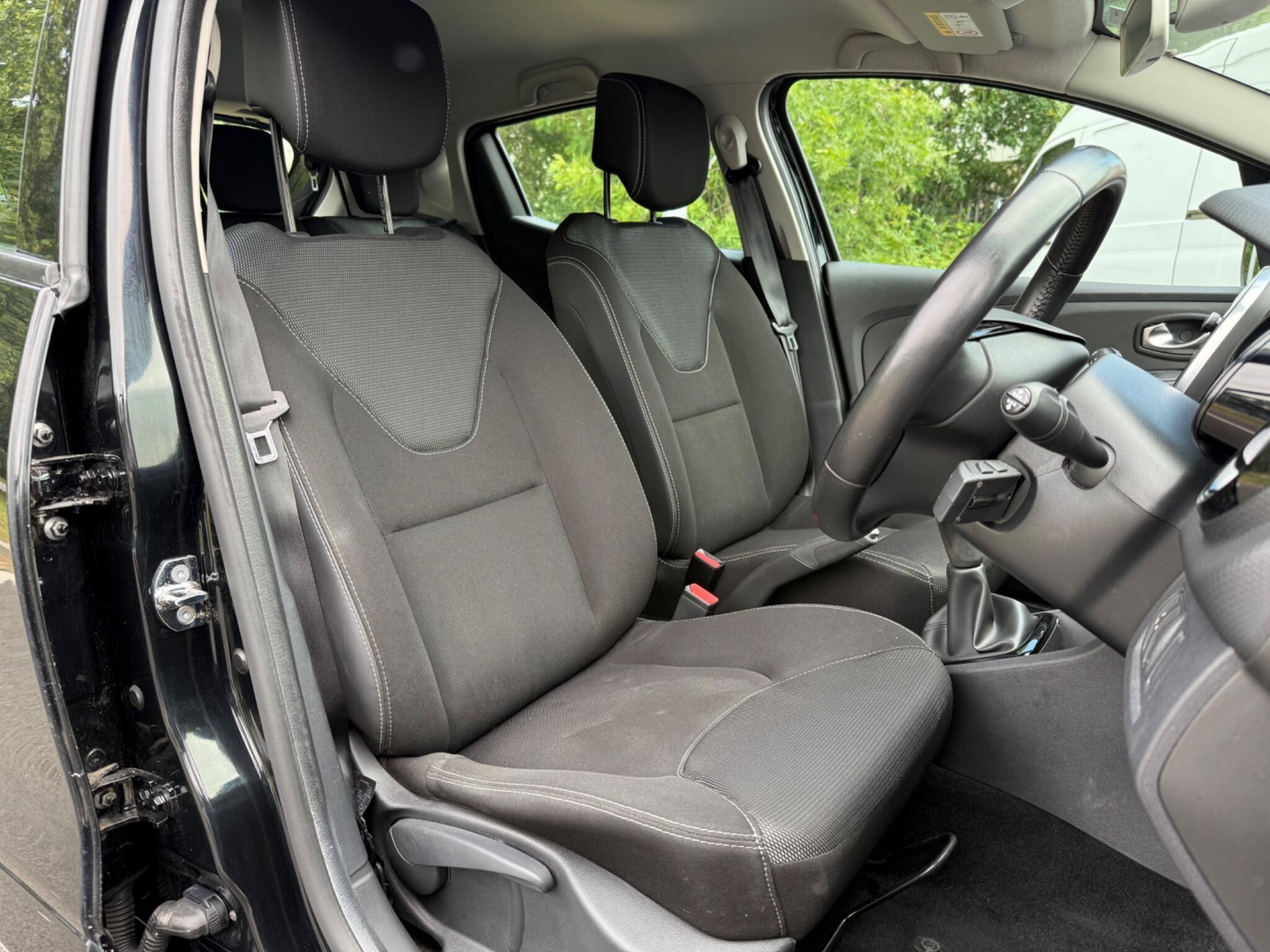 Renault Clio - Image 12