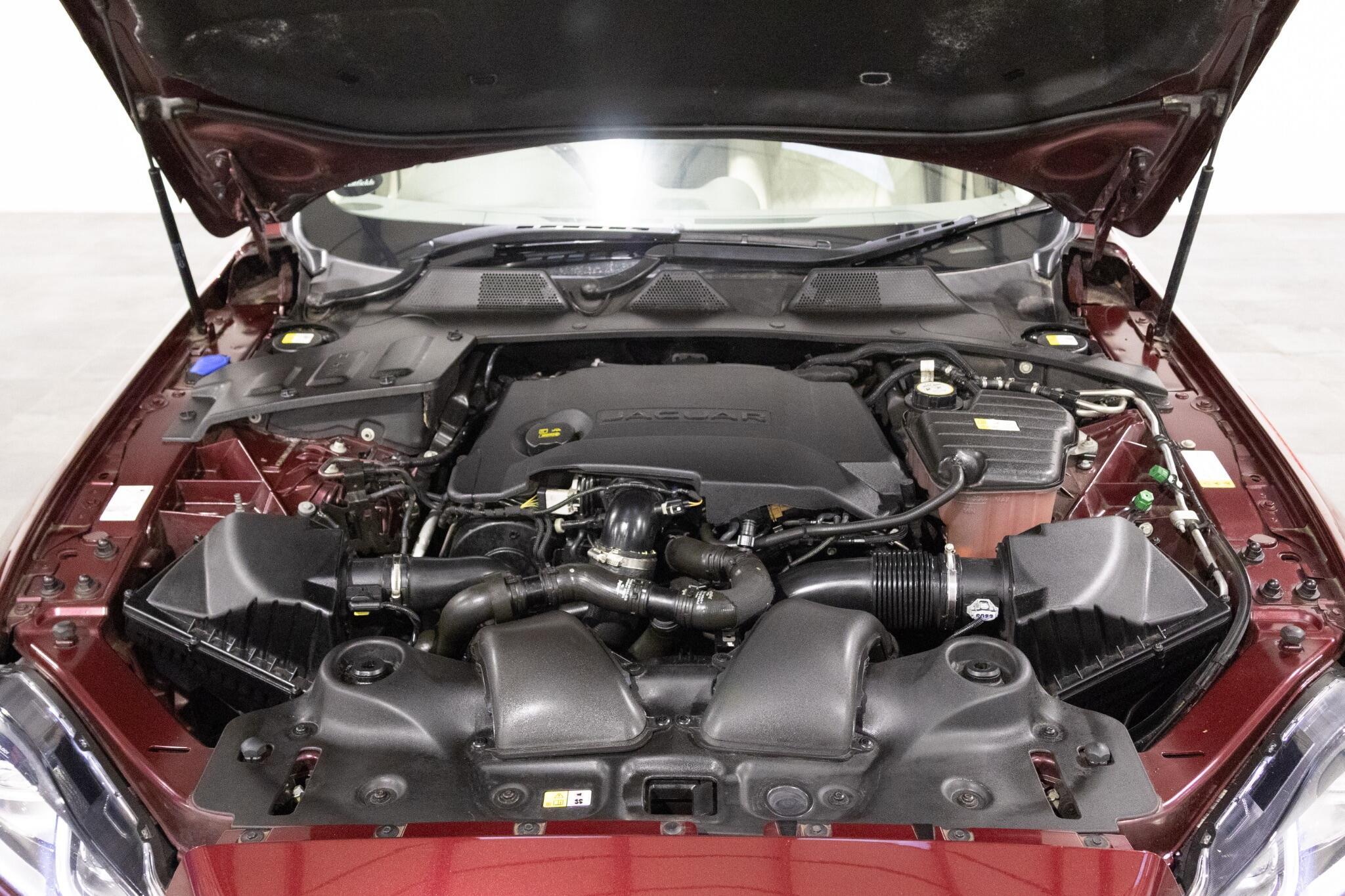 Jaguar XJ - Image 46