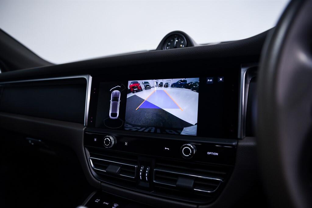 Porsche Macan - Image 37