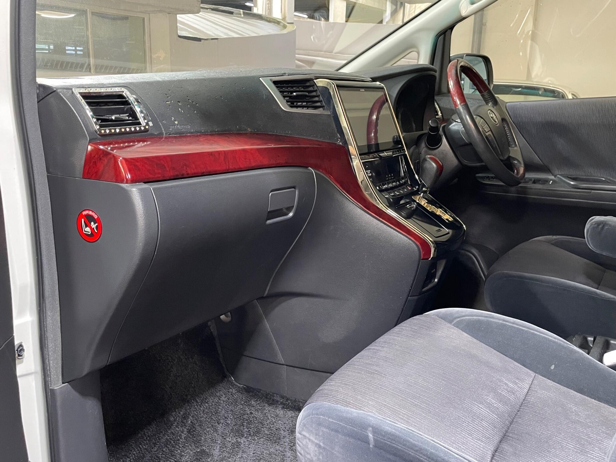 Toyota Vellfire - Image 11