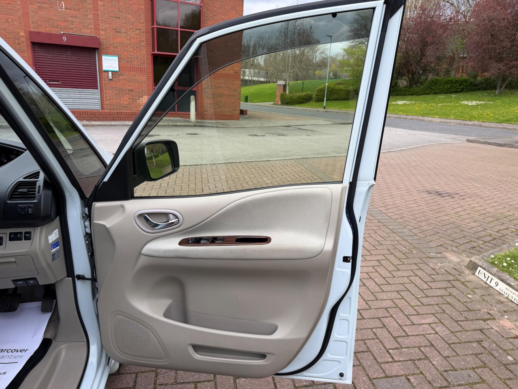 Nissan Serena - Image 31