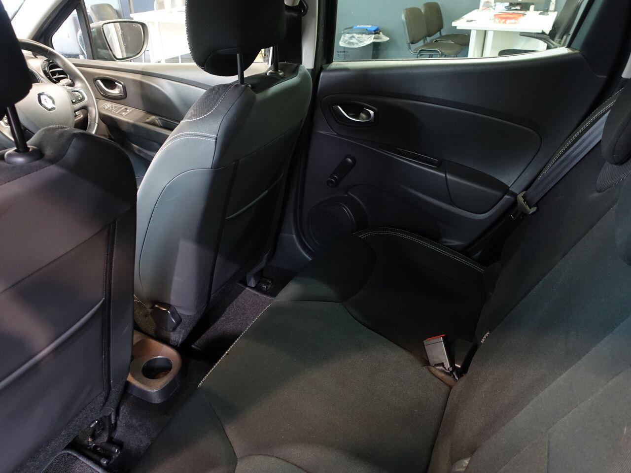 Renault Clio - Image 16