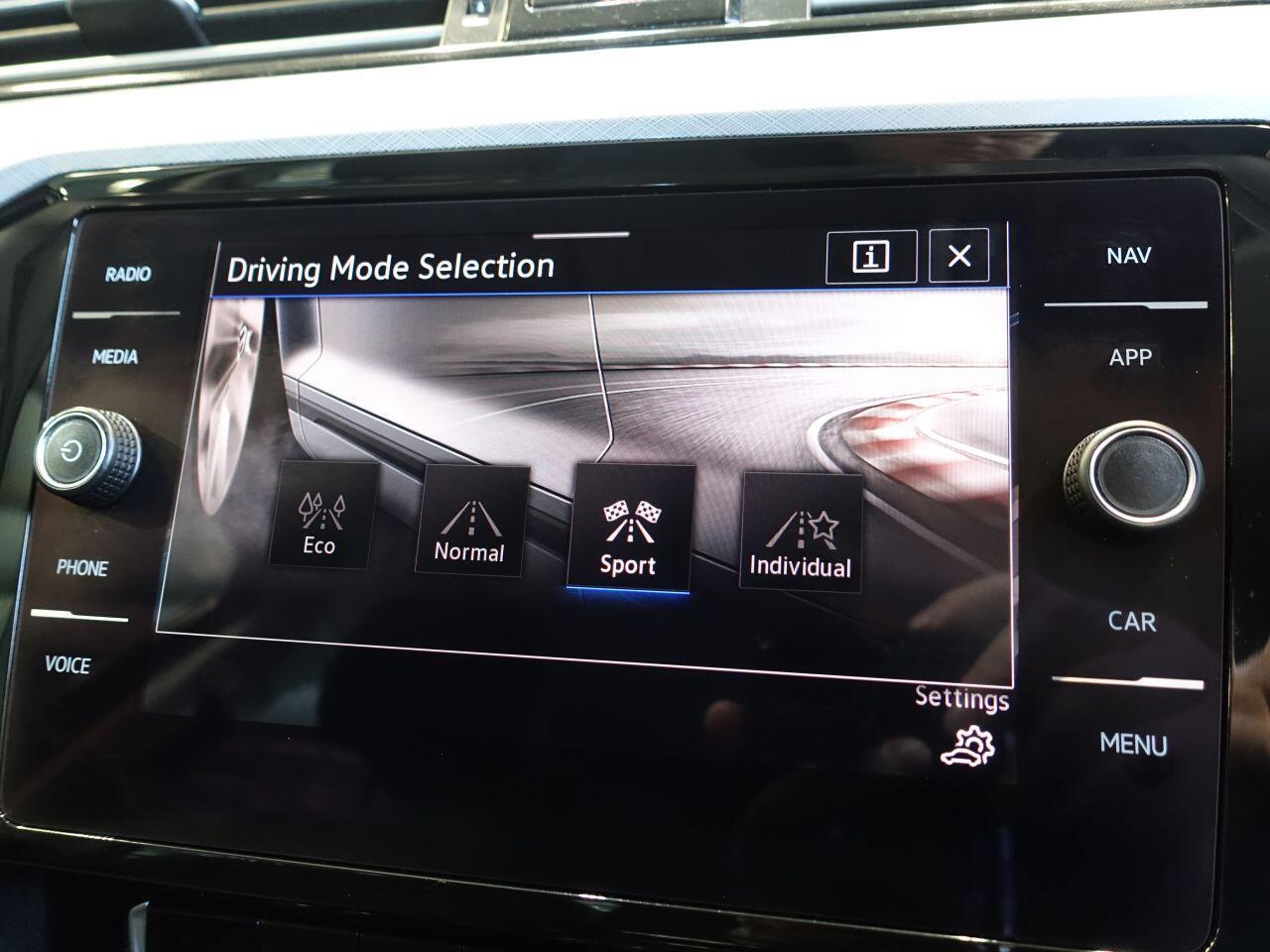 Volkswagen Passat - Image 35