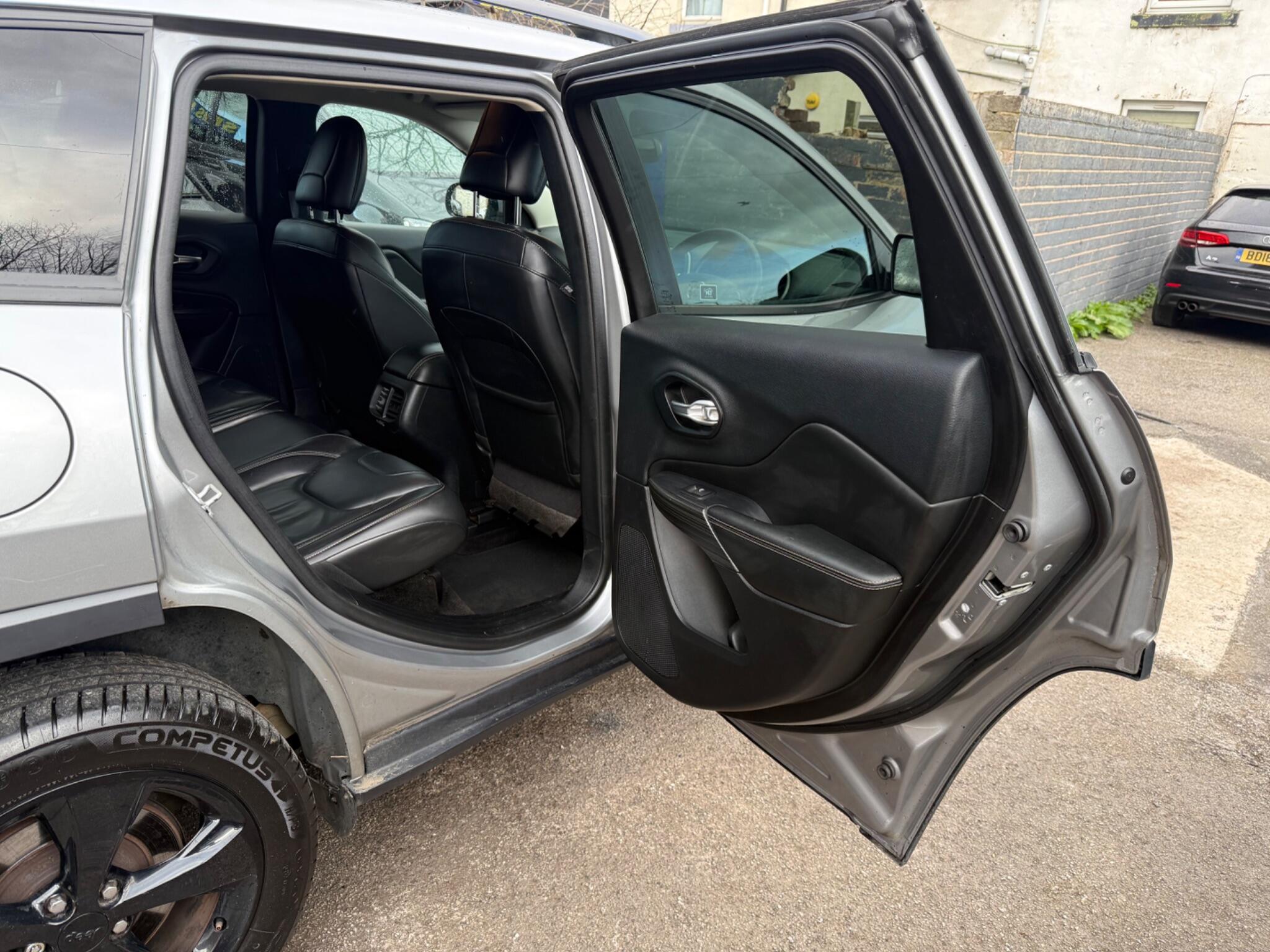 Jeep Cherokee - Image 27