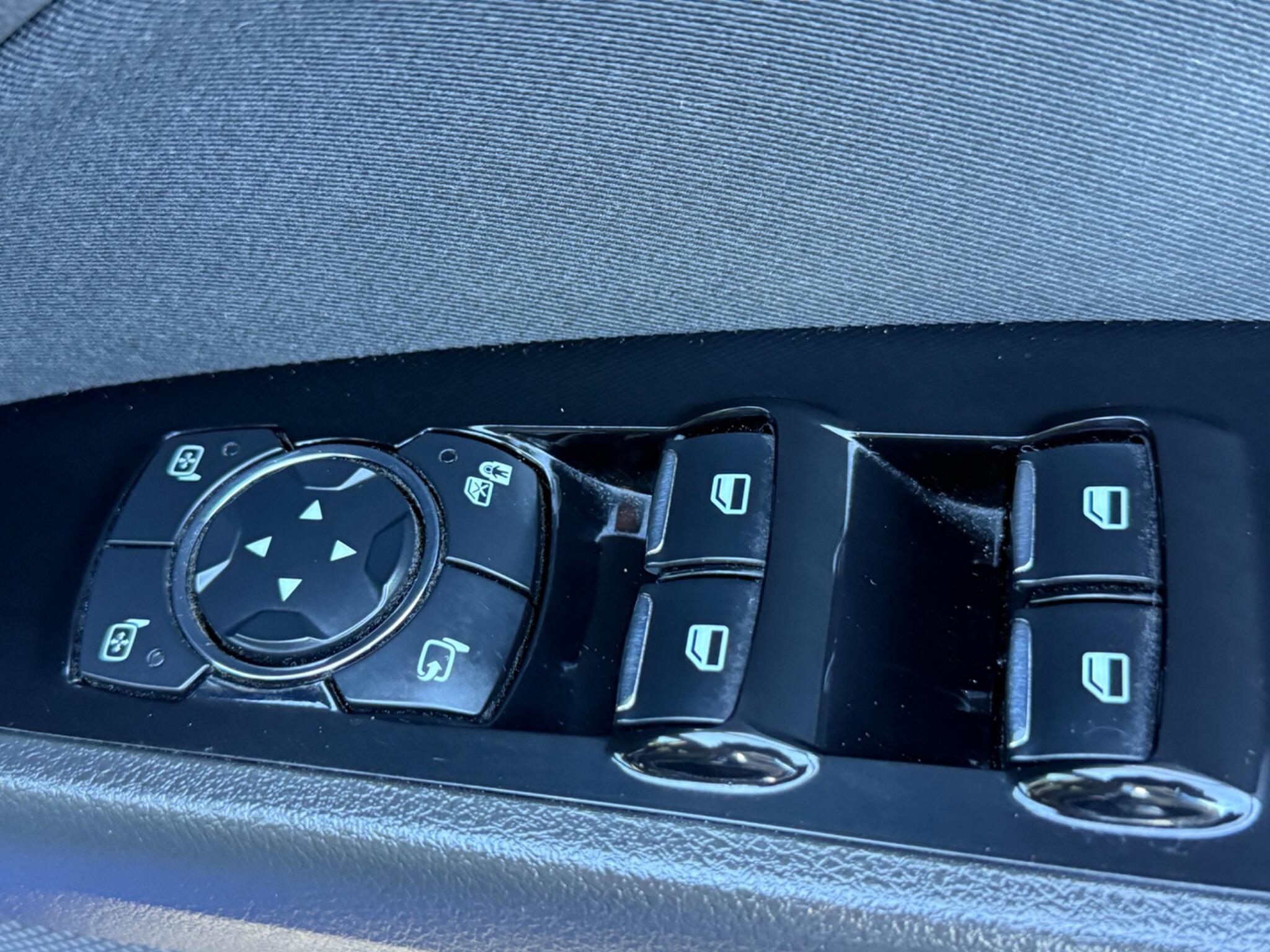 Ford Mondeo - Image 25