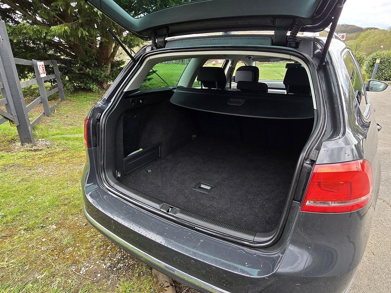 Volkswagen Passat - Image 9