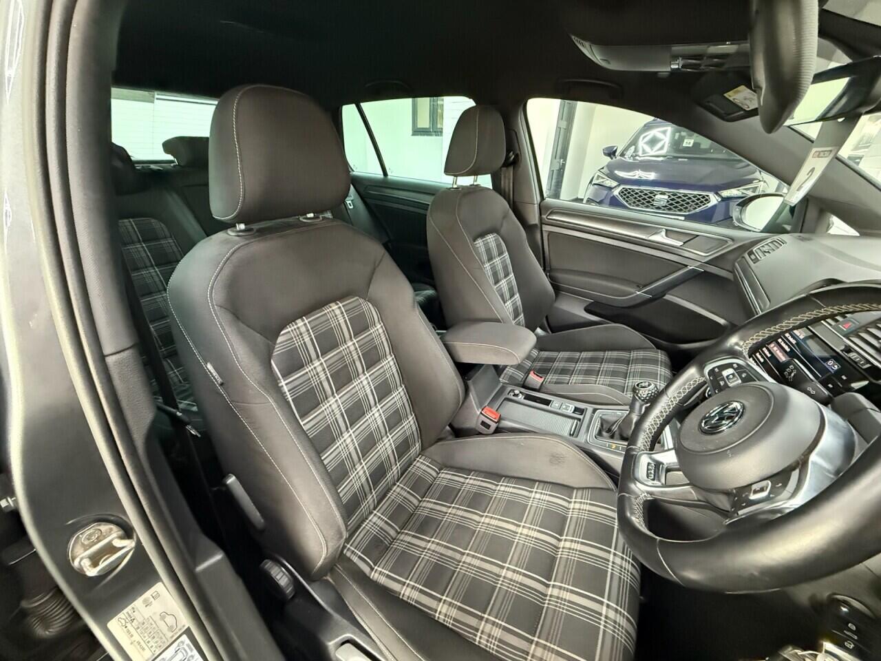 Volkswagen Golf - Image 15