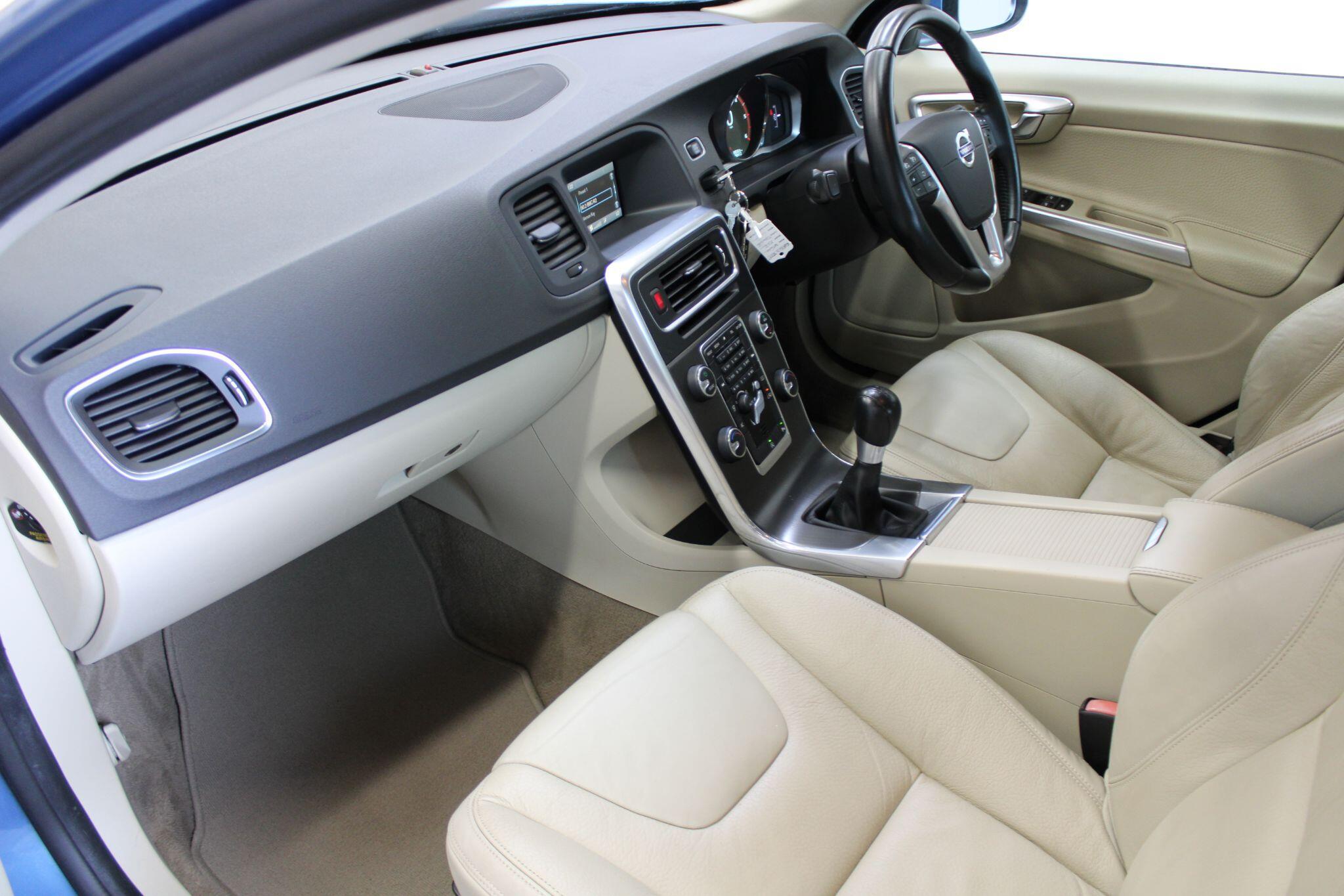 Volvo V60 - Image 2