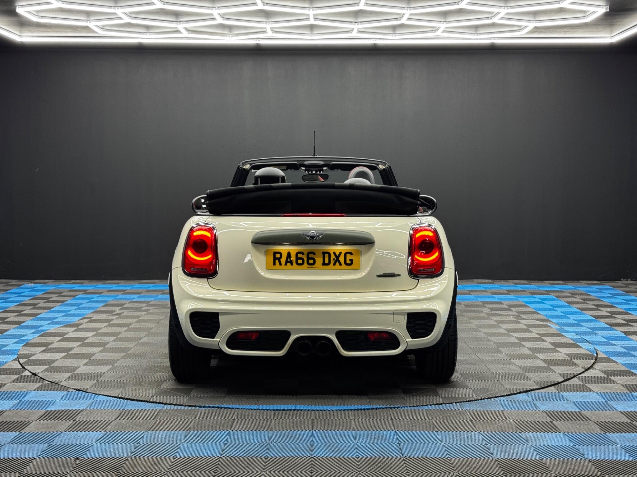 MINI Convertible - Image 6
