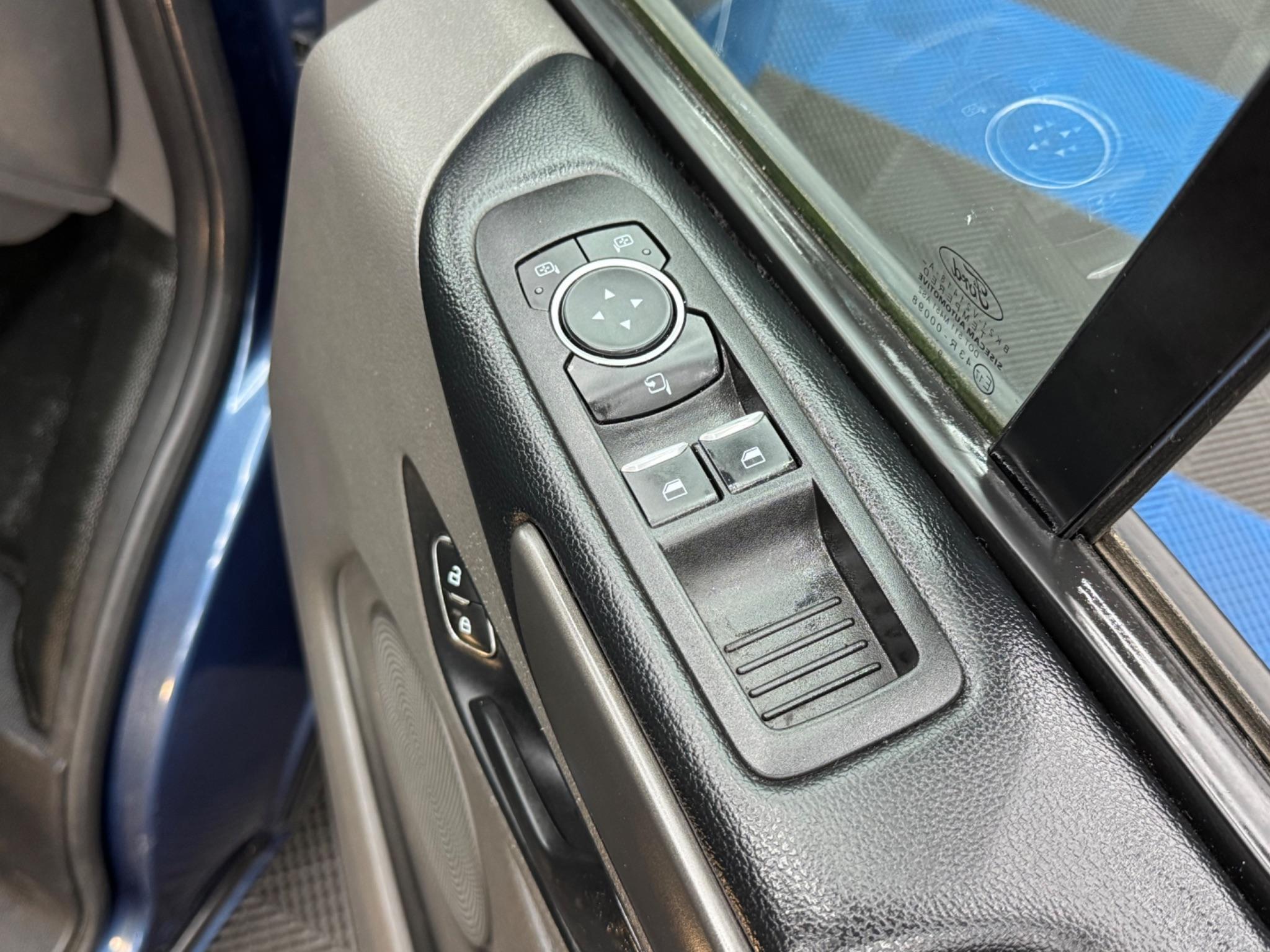 Ford TOURNEO CUSTOM - Image 40