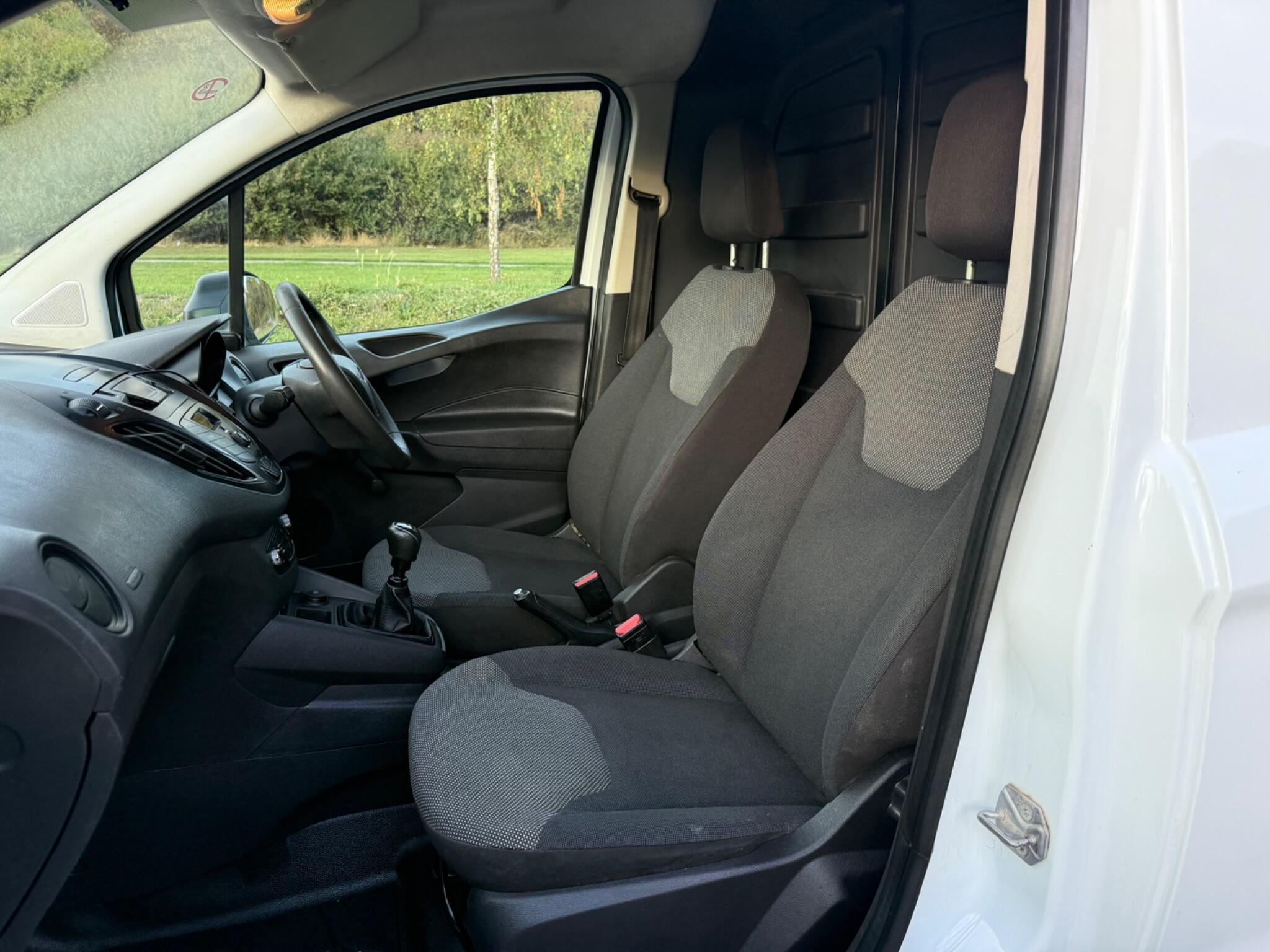 Ford Transit Courier - Image 12