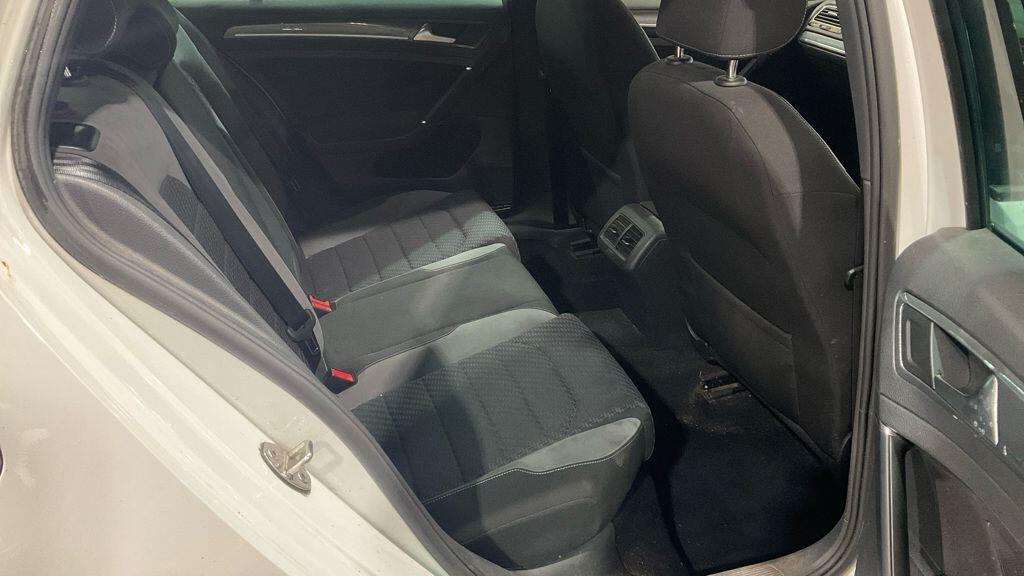 Volkswagen Golf - Image 9