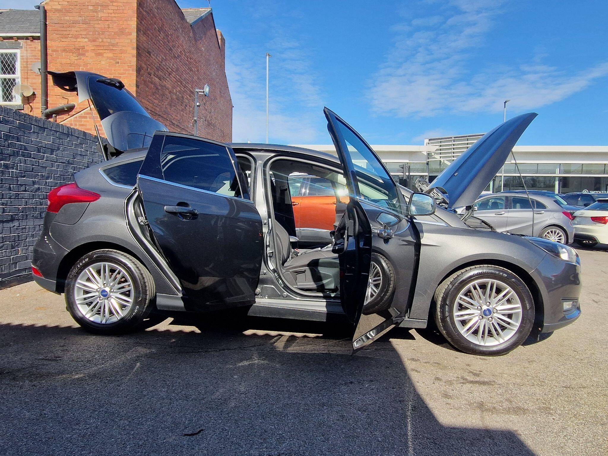 Ford Focus - Image 23