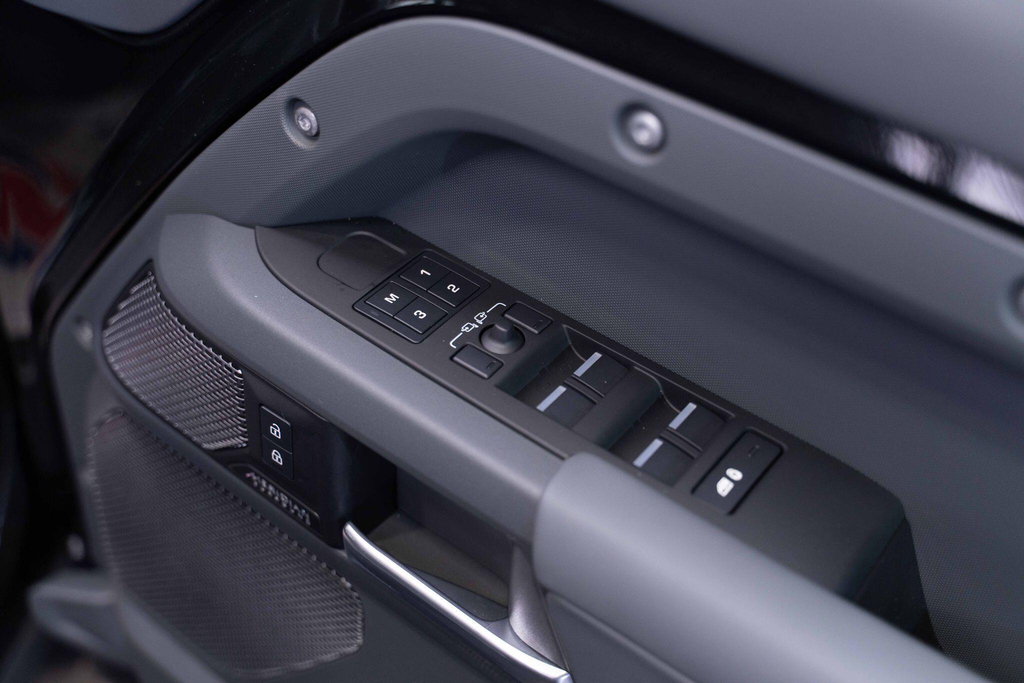 Land Rover Defender 110 - Image 13