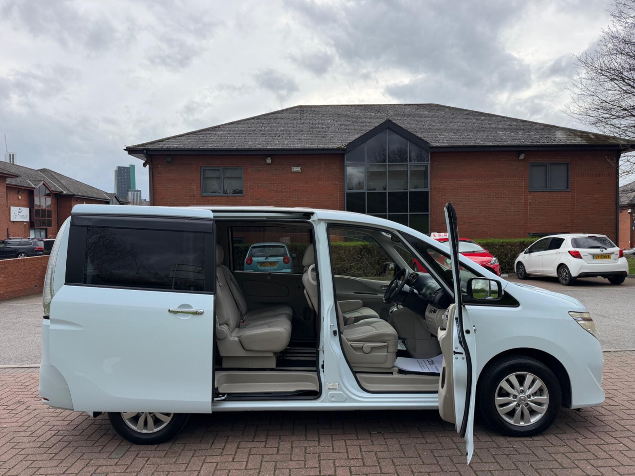 Nissan Serena - Image 30