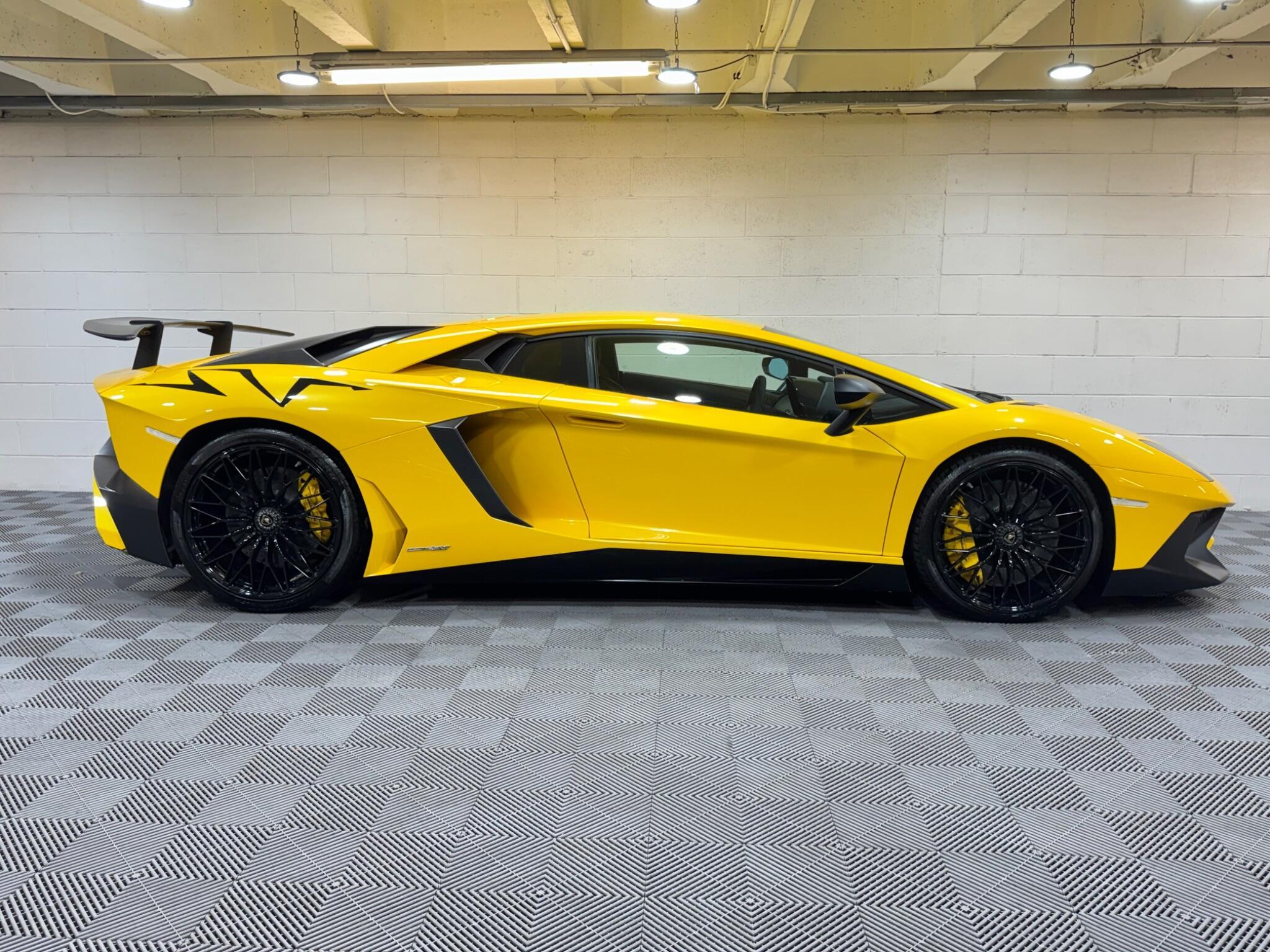 Lamborghini Aventador - Image 6