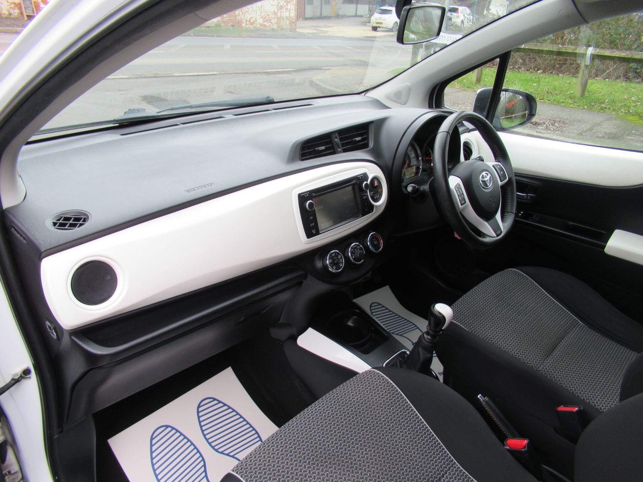 Toyota Yaris - Image 12