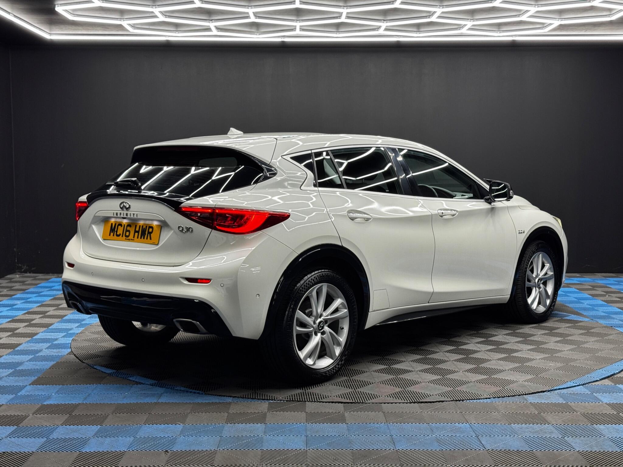 Infiniti Q30 - Image 5