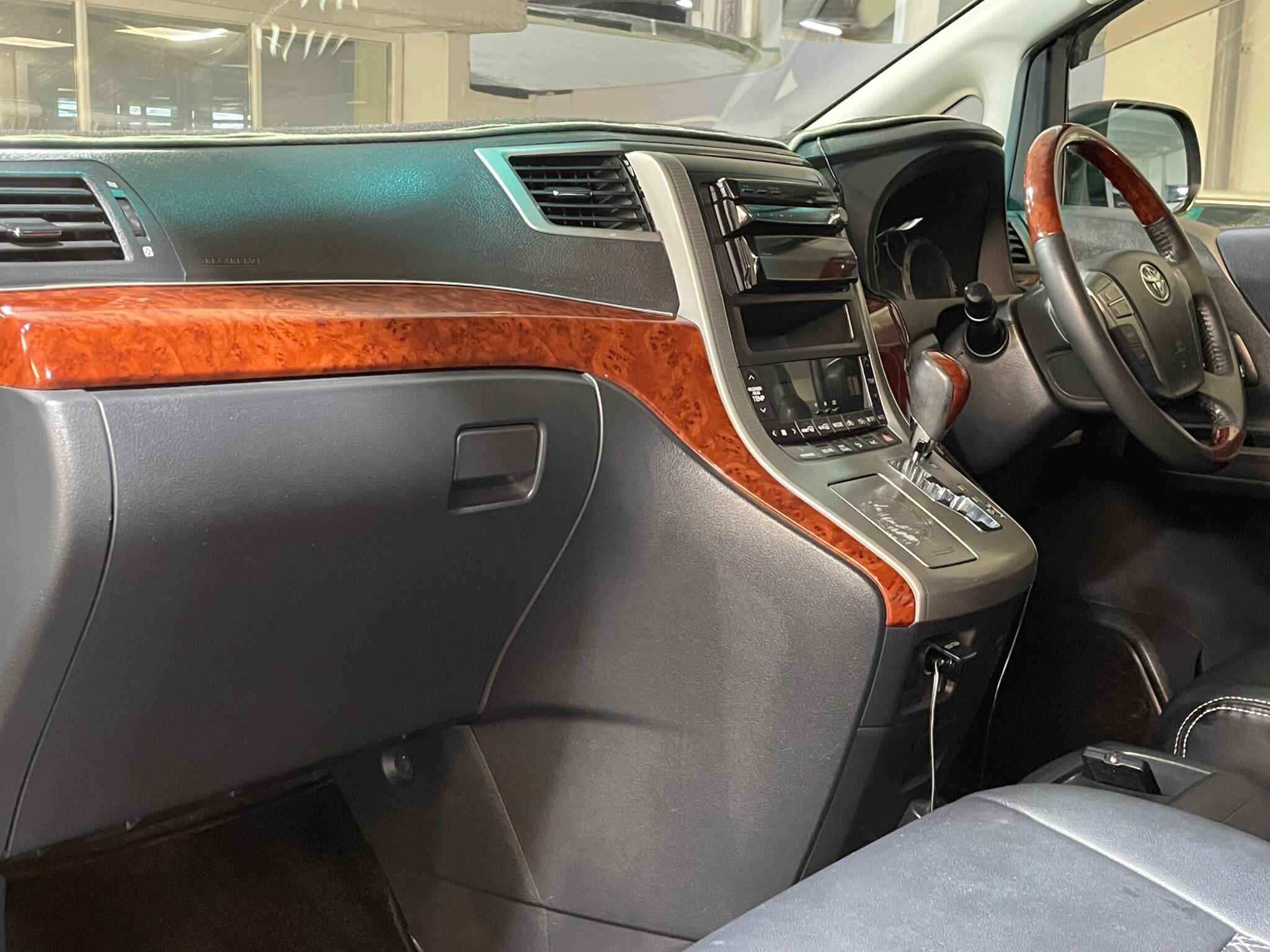 Toyota Vellfire - Image 11