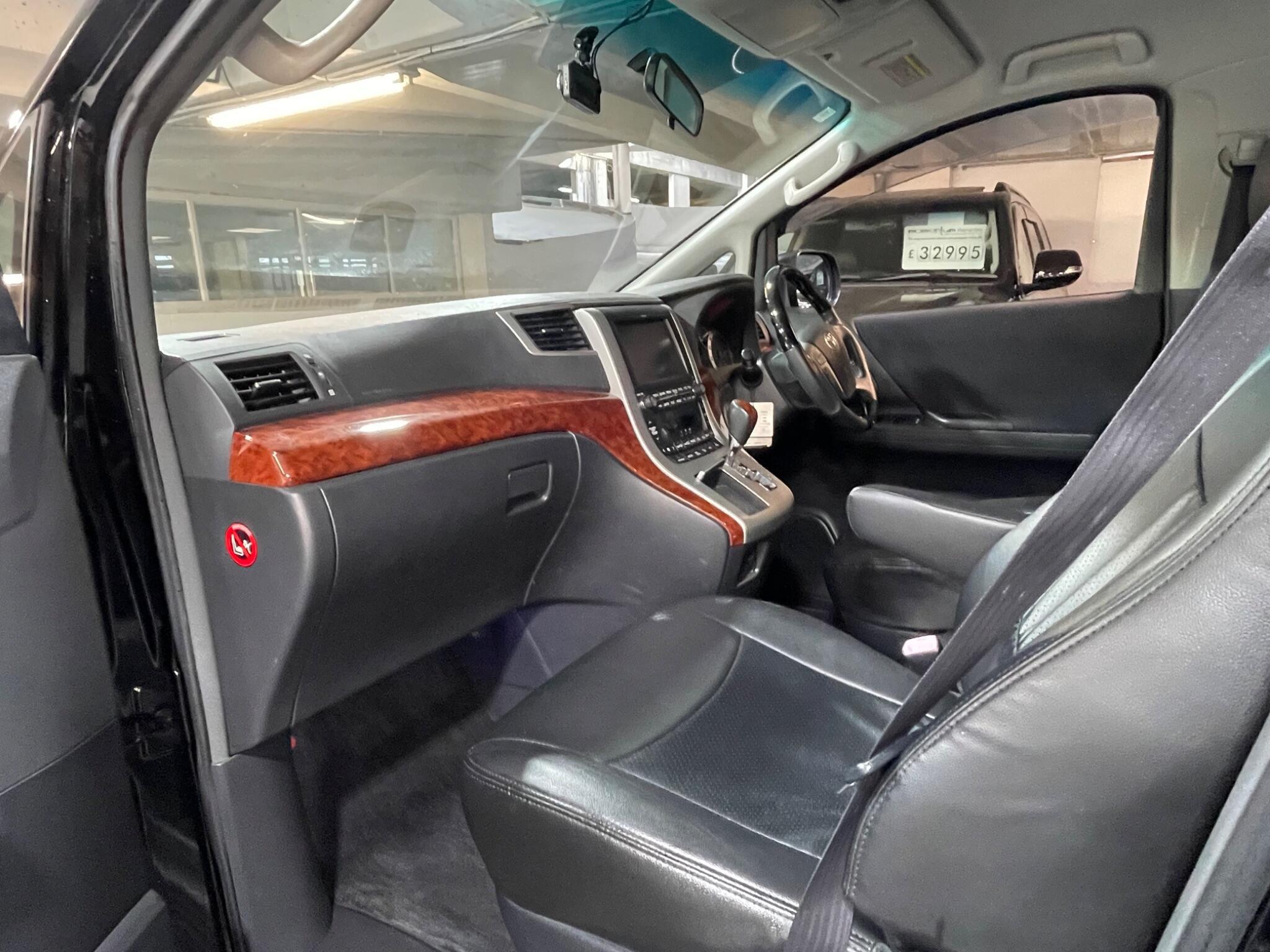 Toyota Vellfire - Image 10