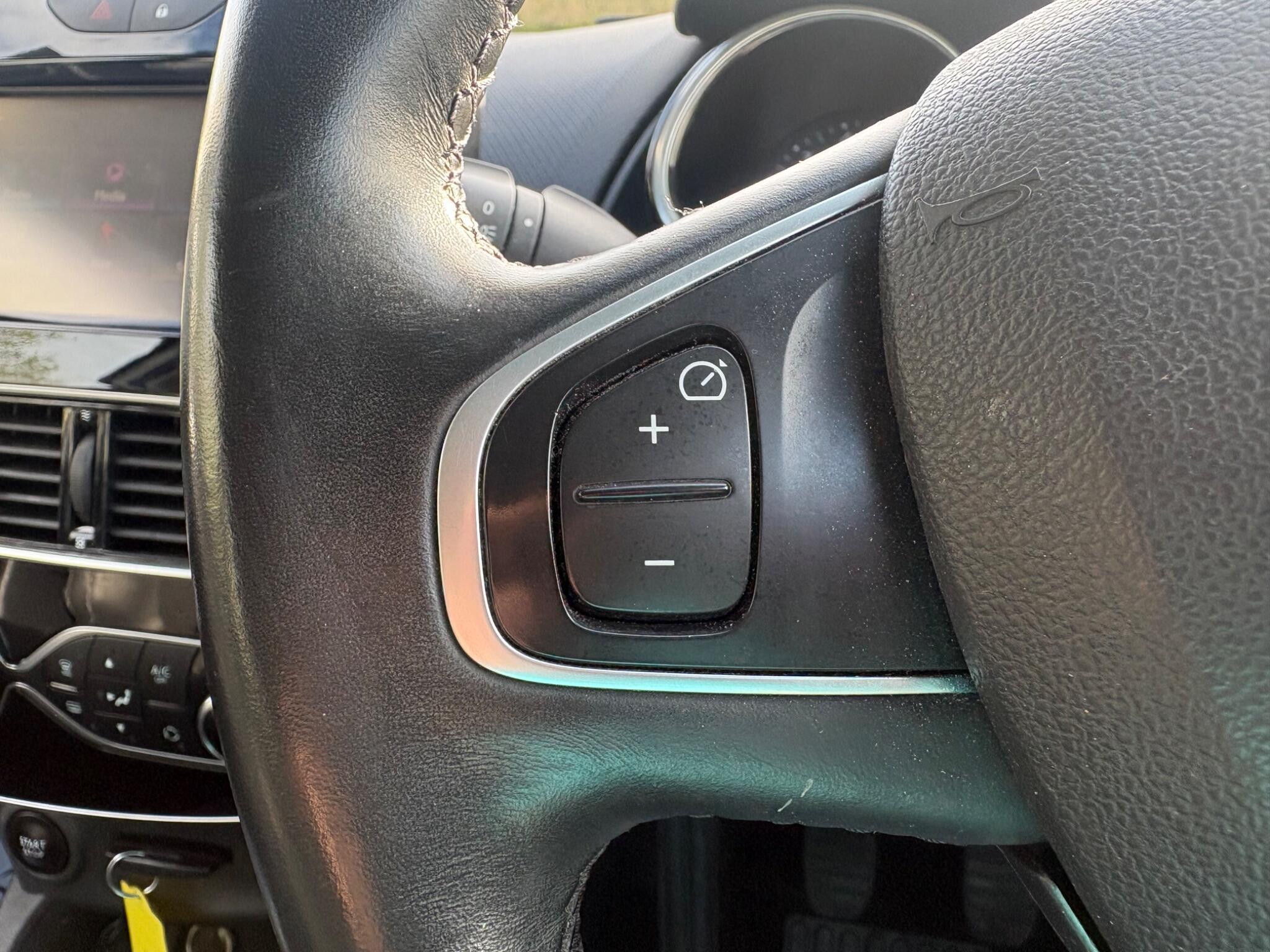 Renault Clio - Image 29