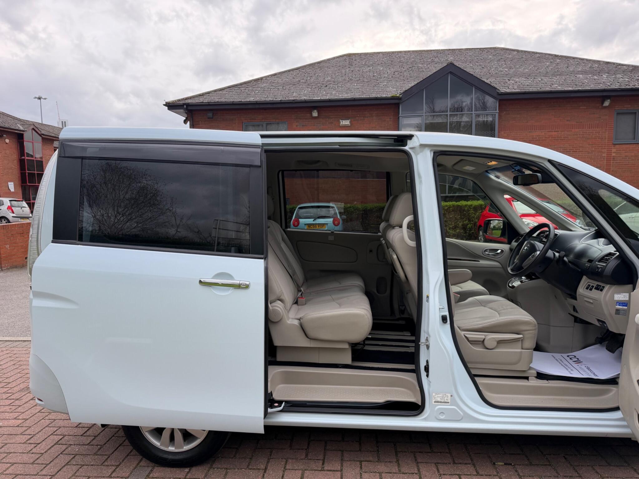 Nissan Serena - Image 34