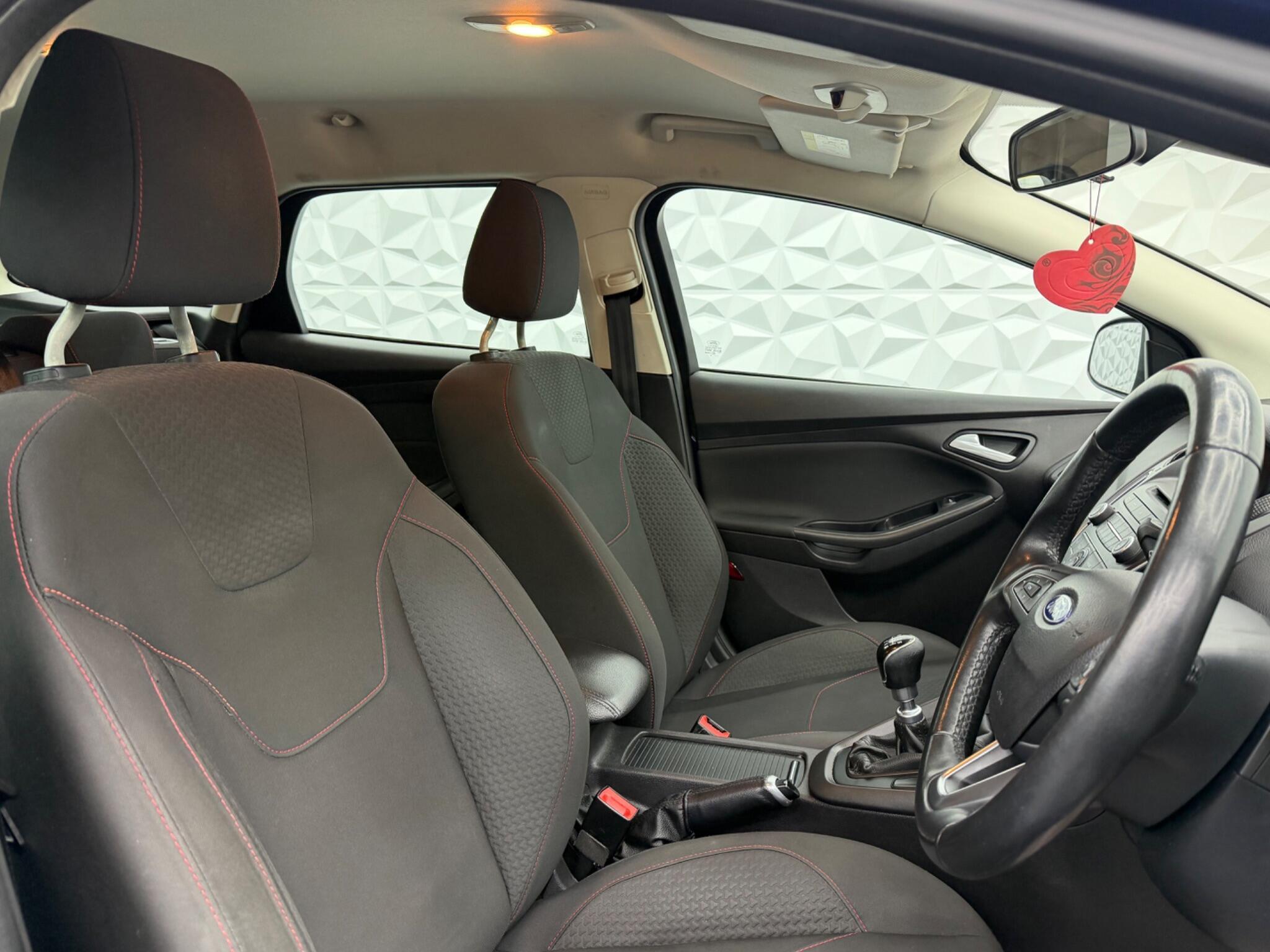 Ford Focus - Image 18