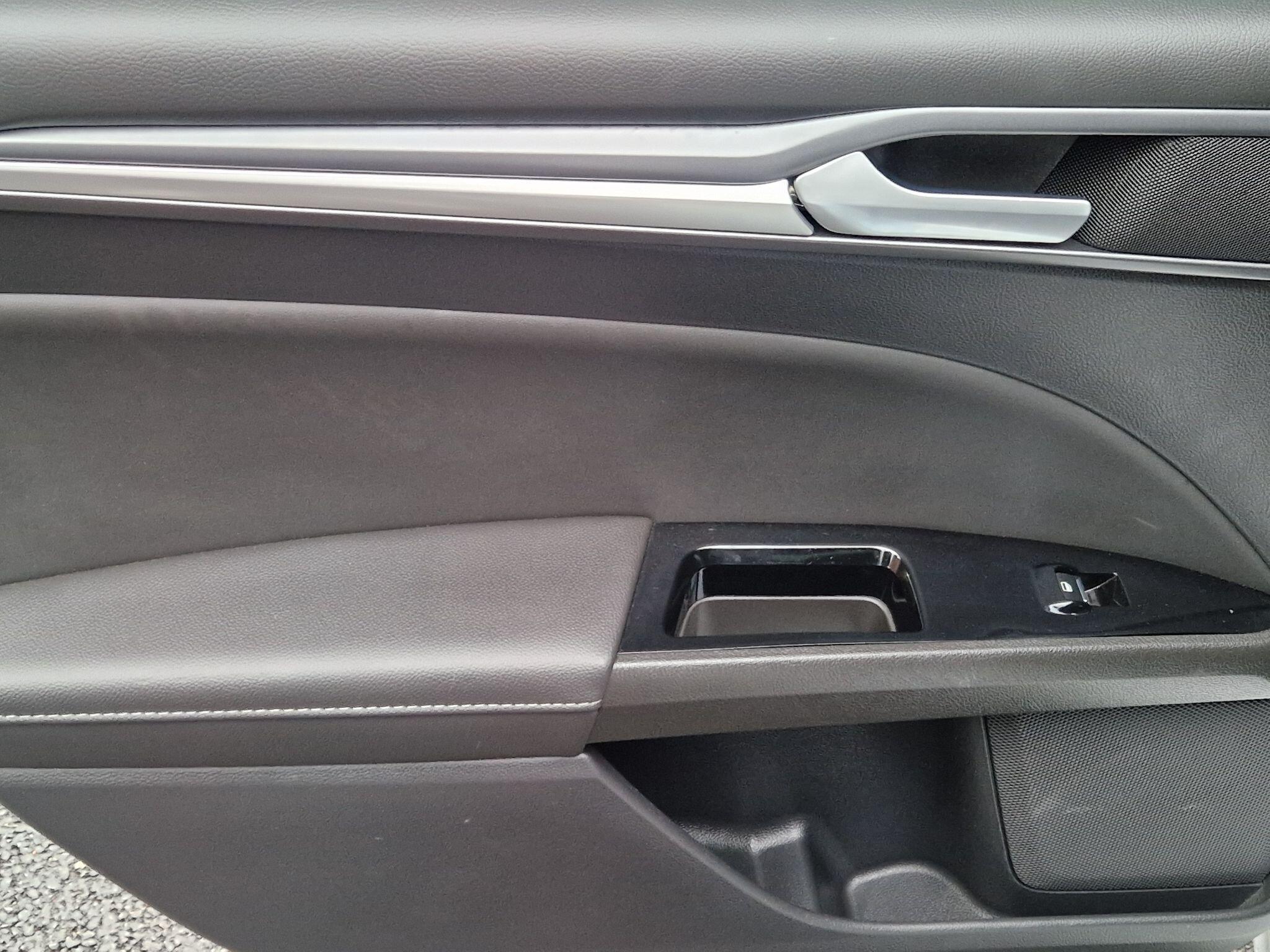 Ford Mondeo - Image 38