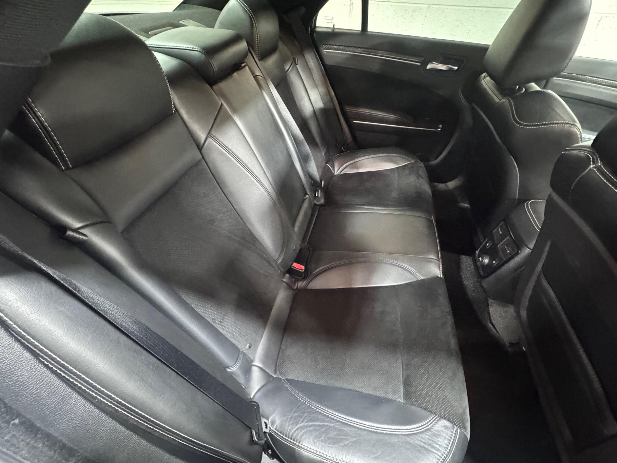 Chrysler 300C - Image 14