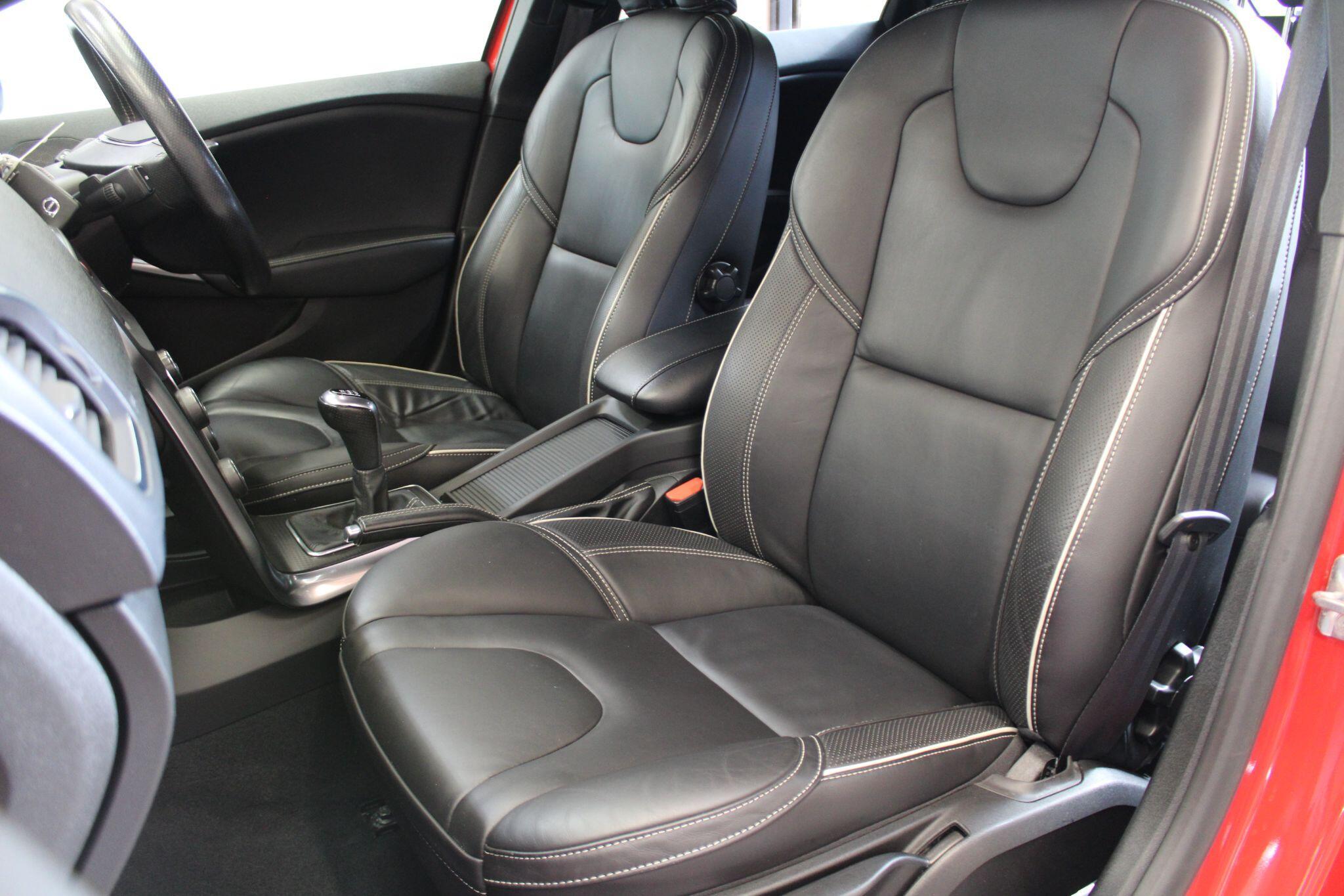Volvo V40 - Image 33