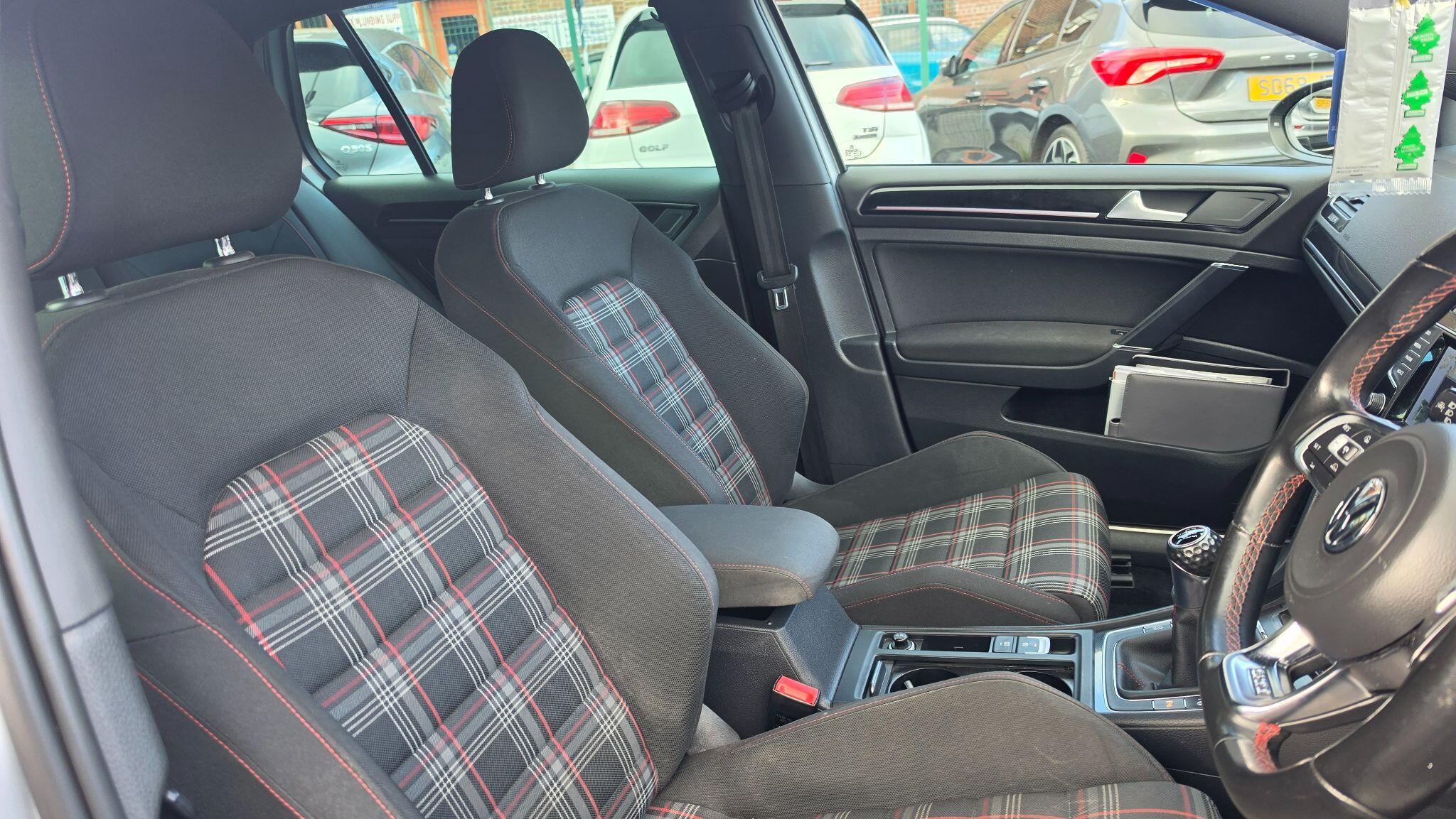 Volkswagen Golf - Image 12