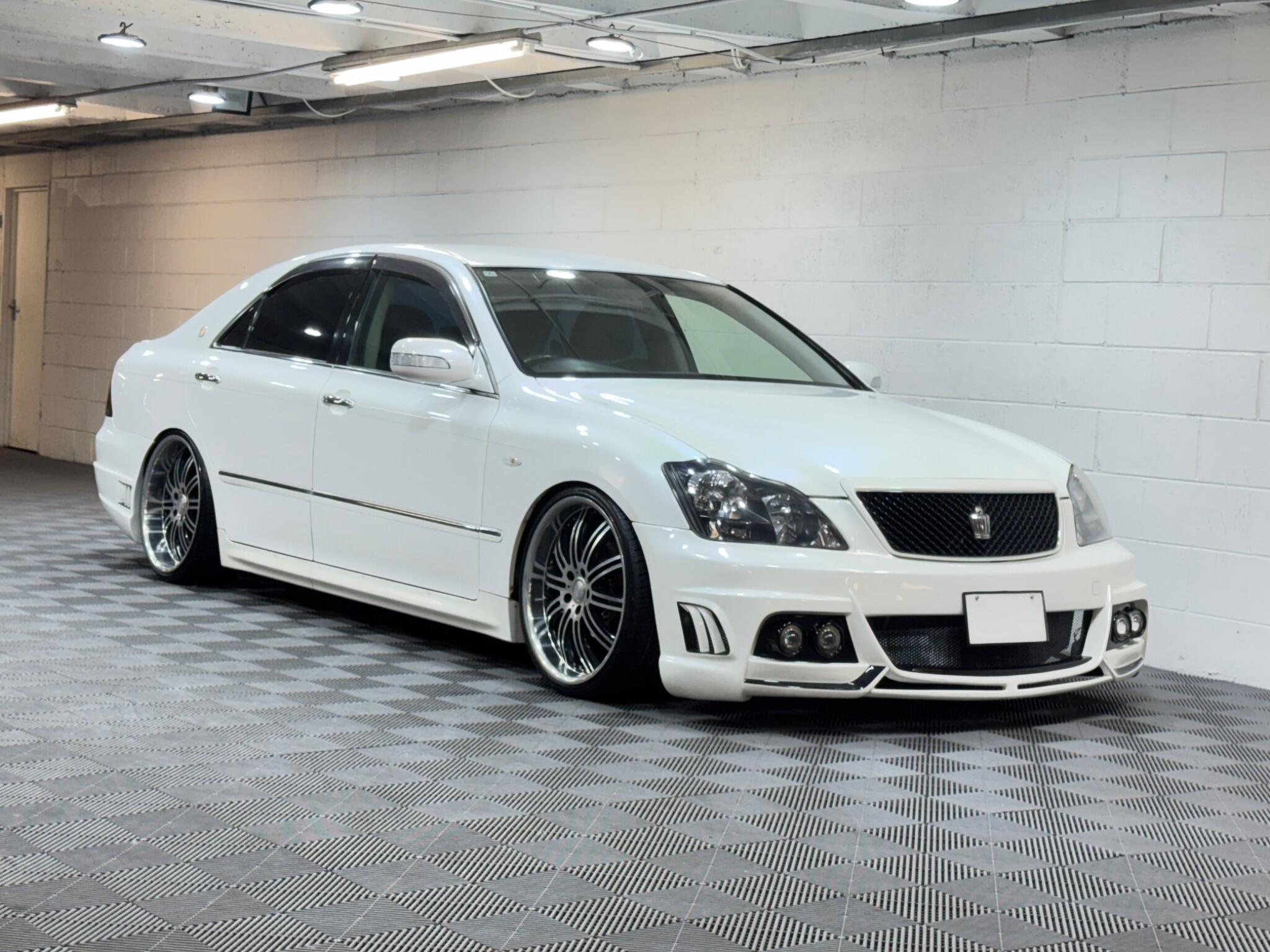 Toyota CROWN - Image 13