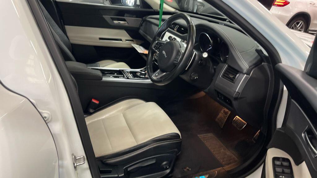 Jaguar XF - Image 2