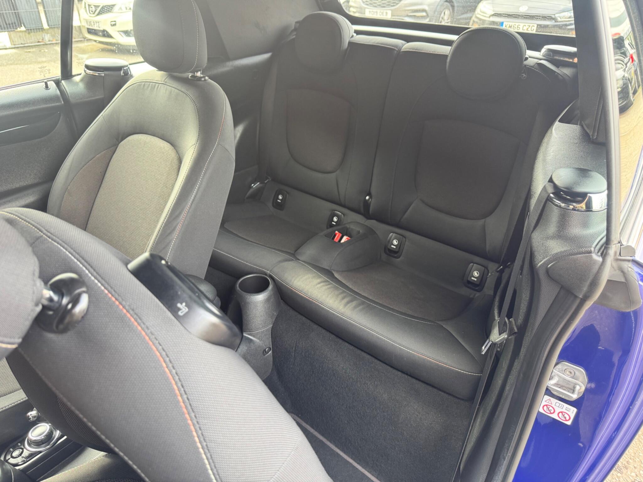 MINI Convertible - Image 32