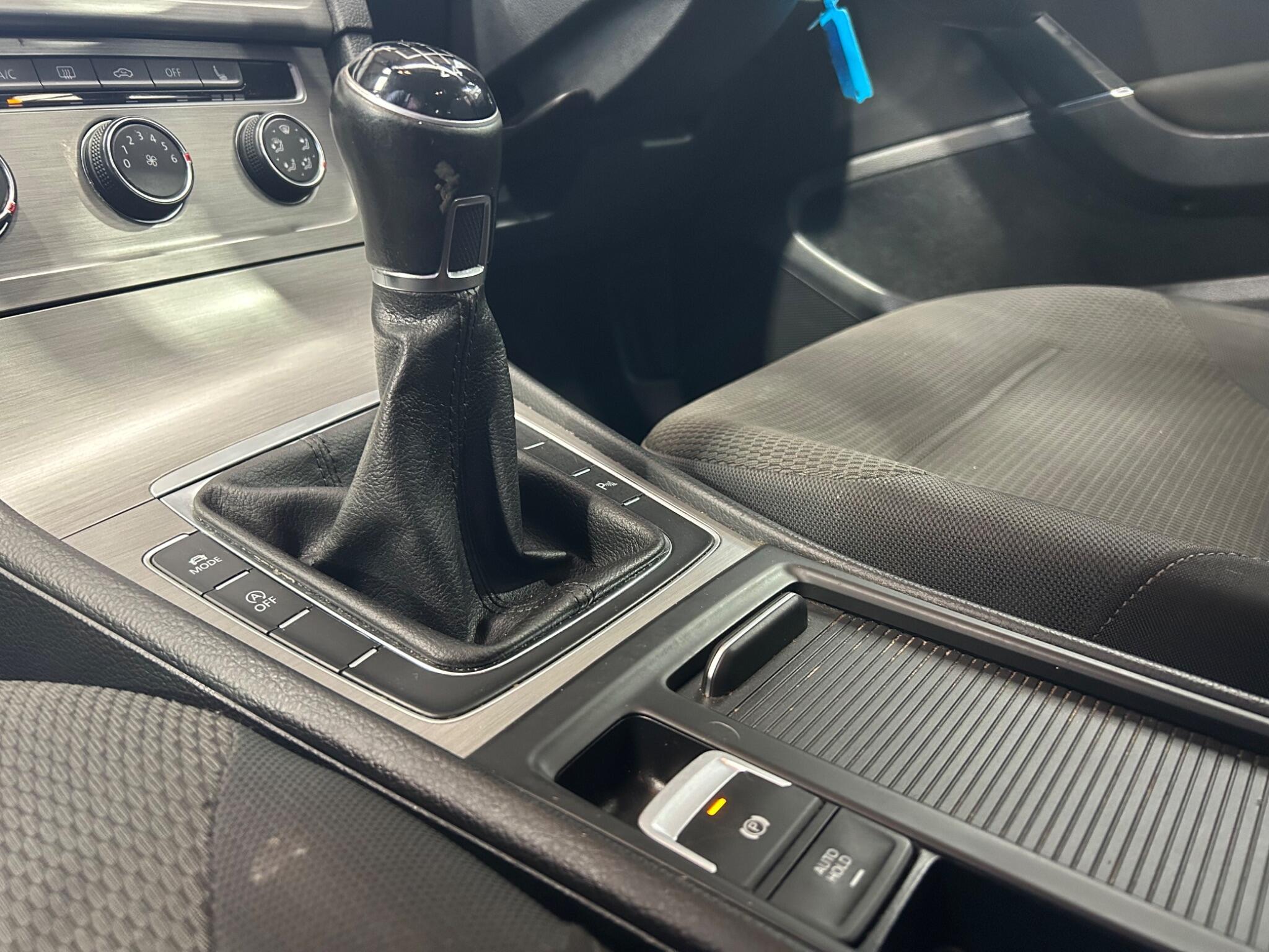 Volkswagen Golf - Image 11