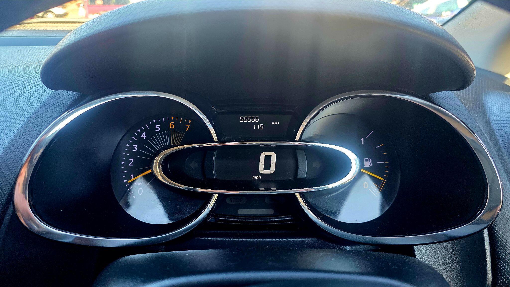 Renault Clio - Image 32