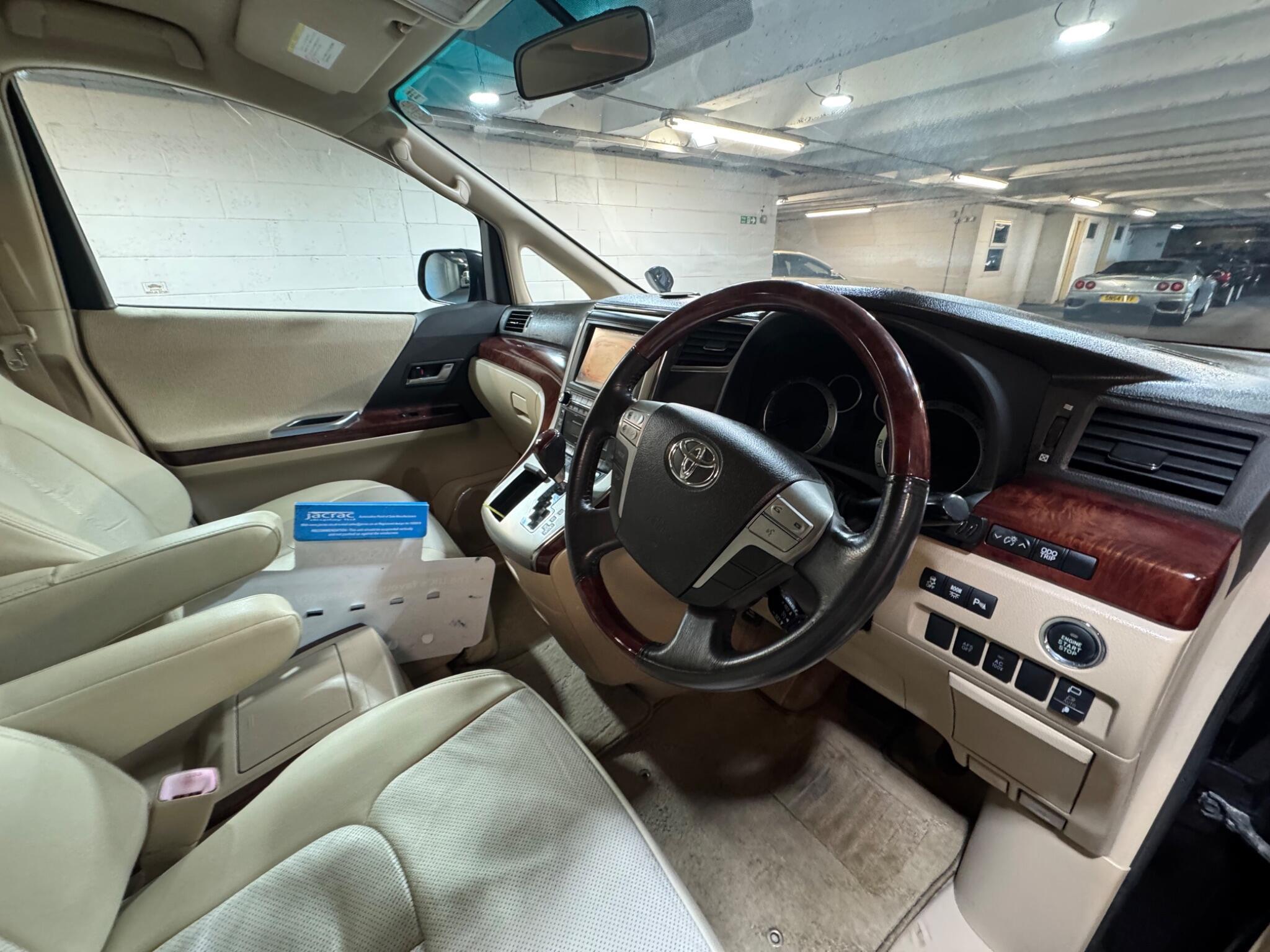 Toyota Vellfire - Image 8