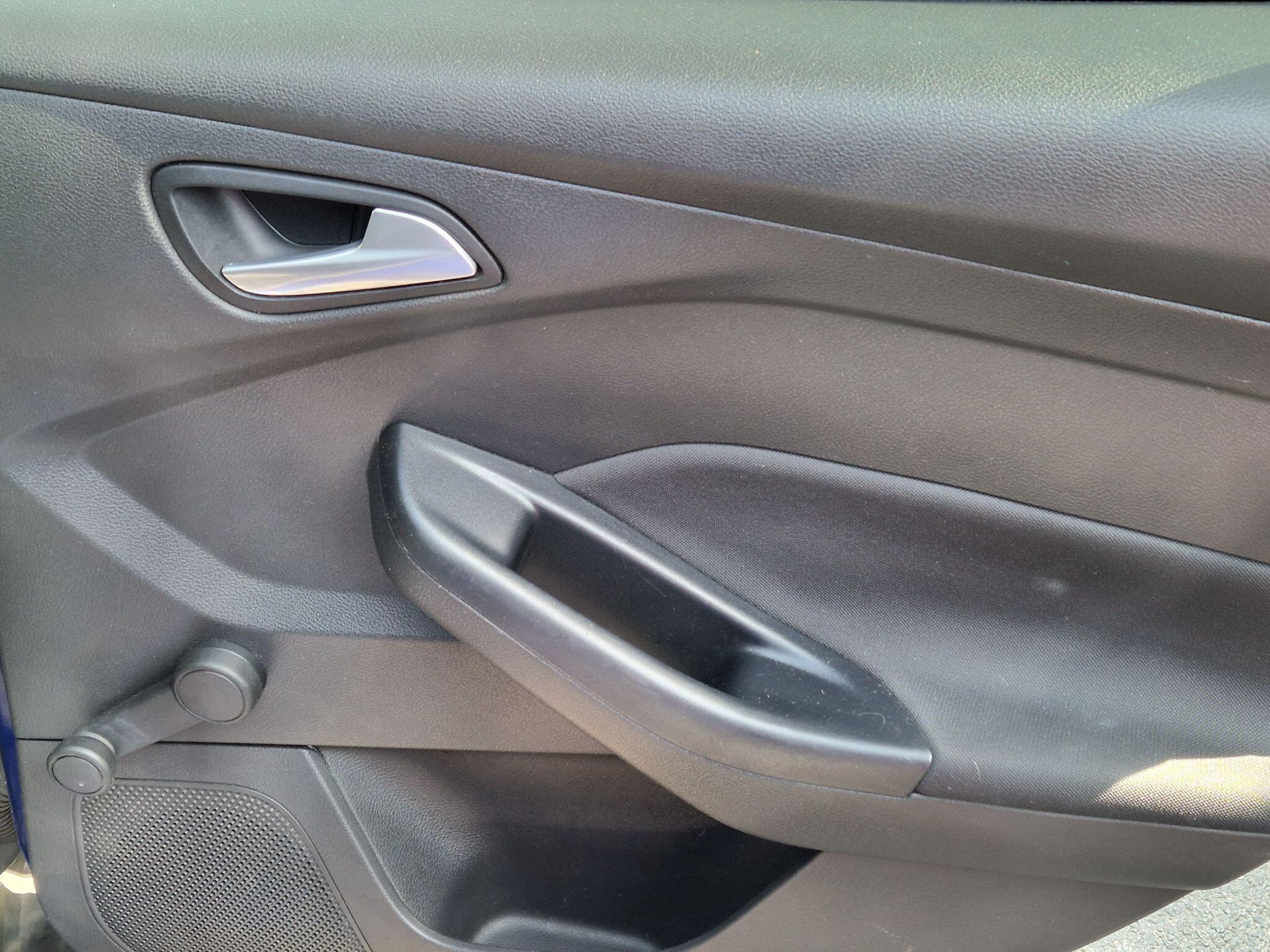 Ford Focus - Image 18