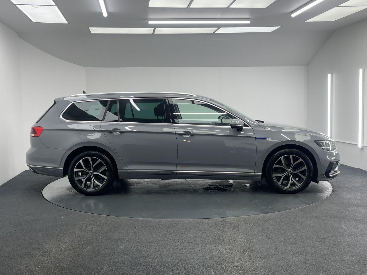 Volkswagen Passat - Image 23