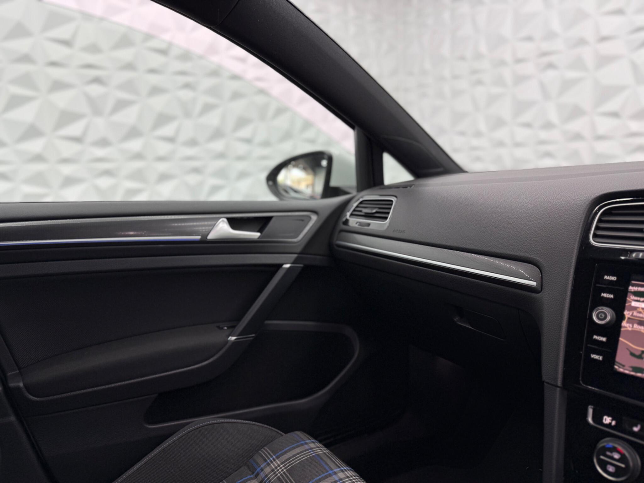 Volkswagen Golf - Image 31