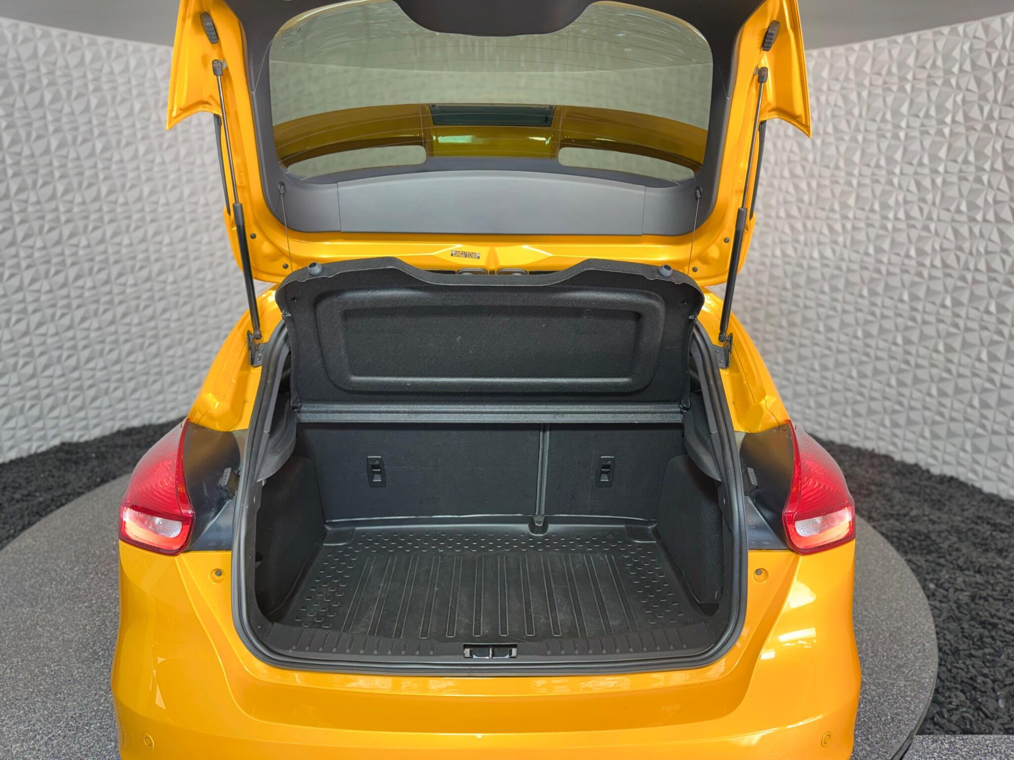 Ford Focus - Image 24