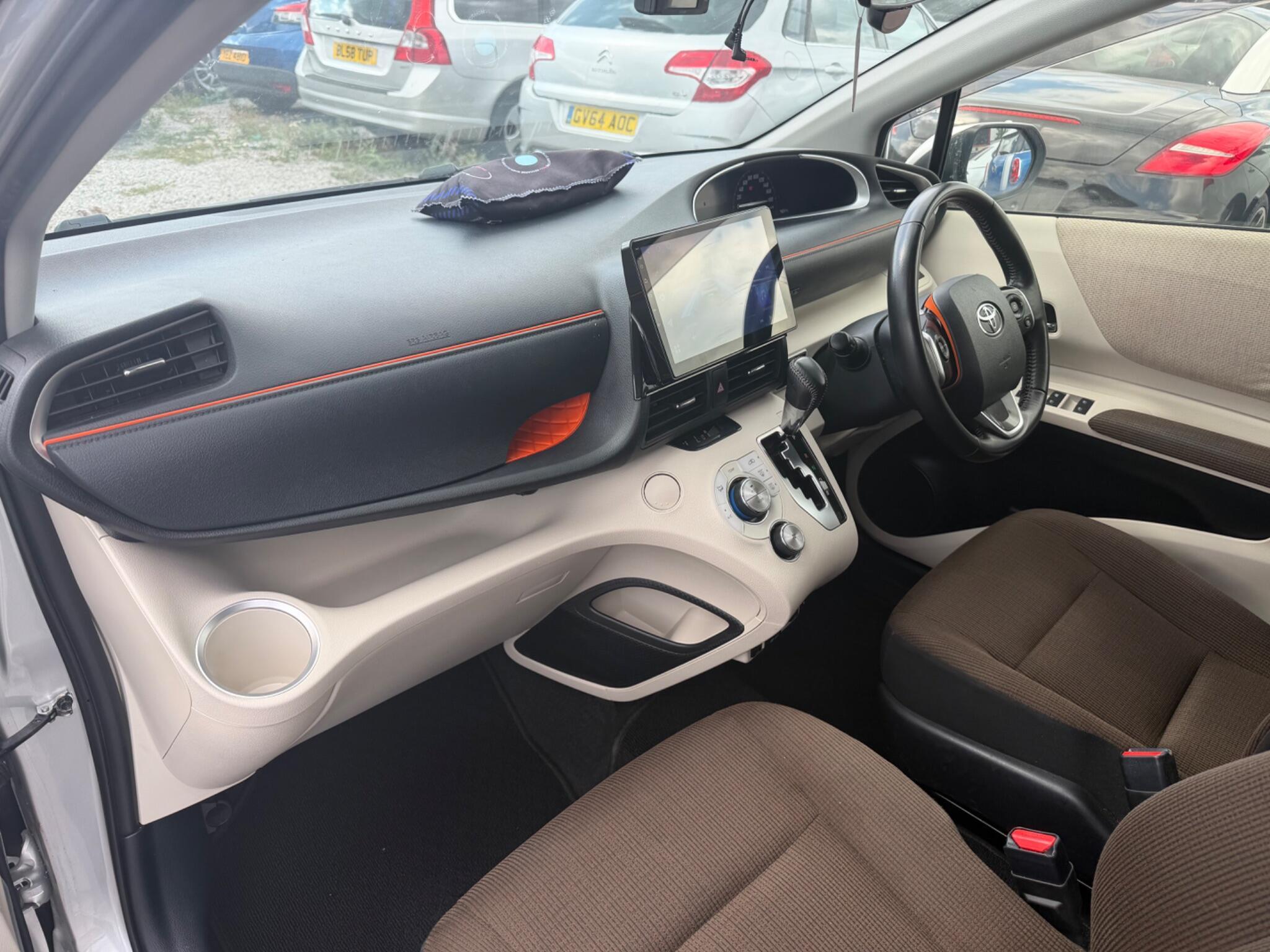Toyota Sienta - Image 10
