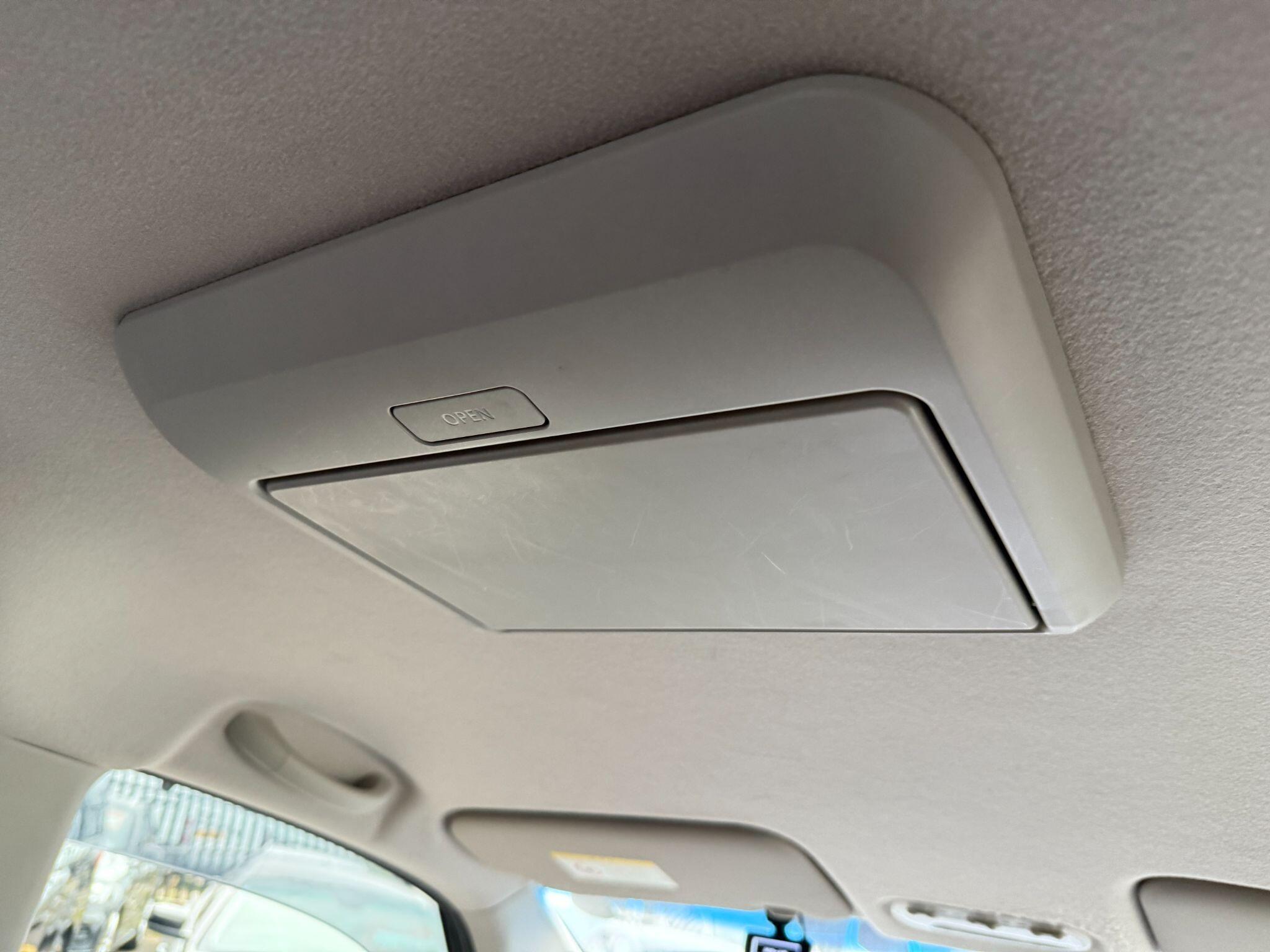 Nissan Serena - Image 37