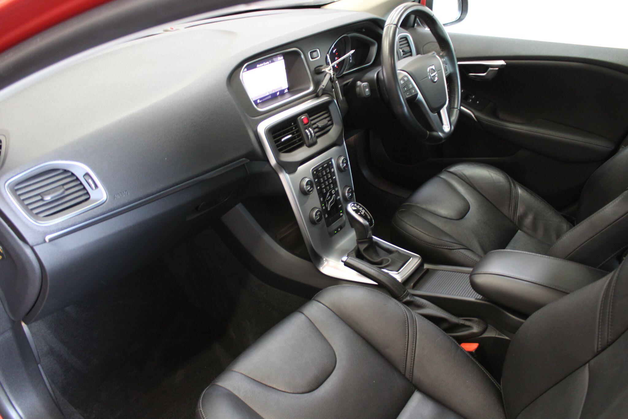 Volvo V40 - Image 2