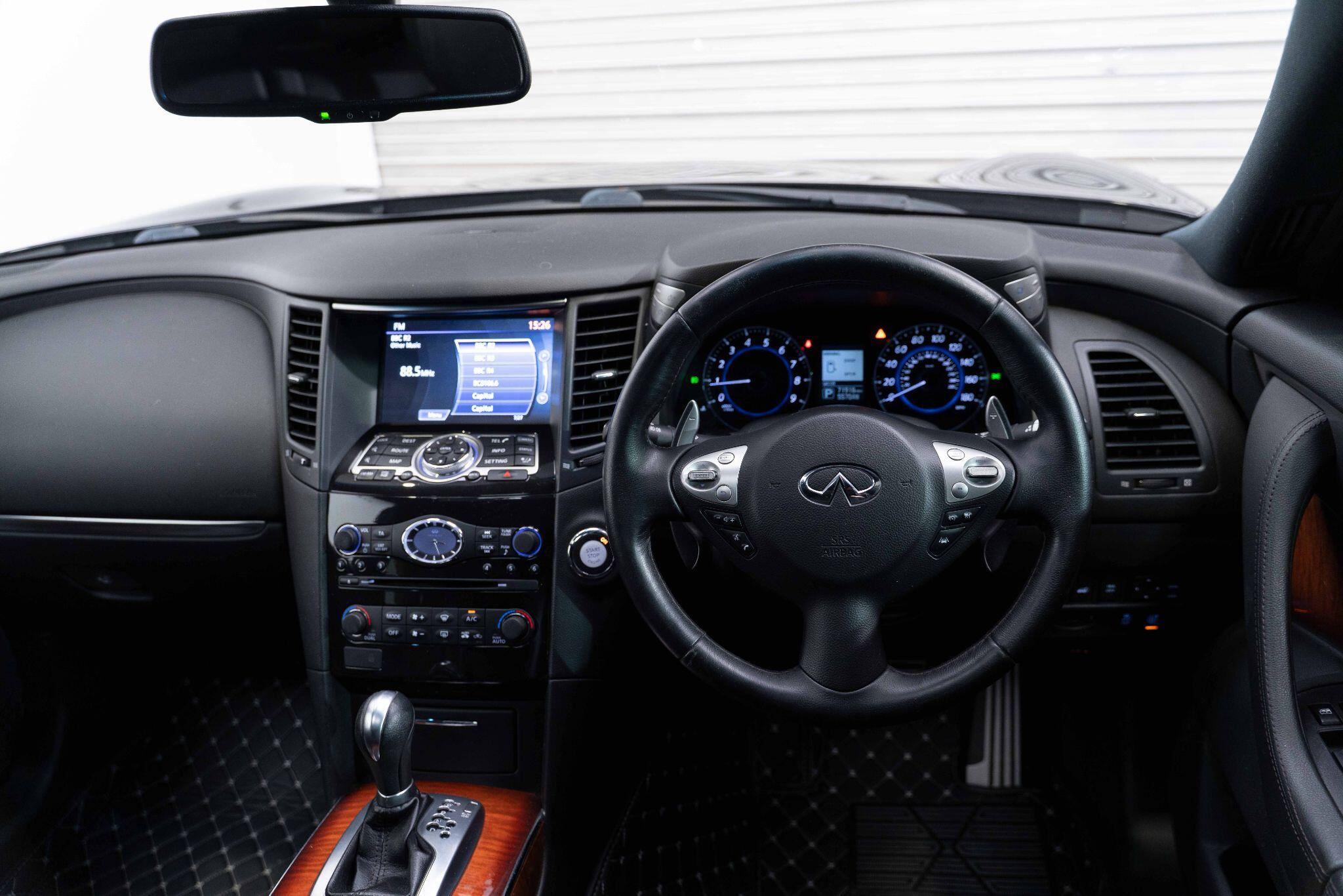Infiniti QX70 - Image 8