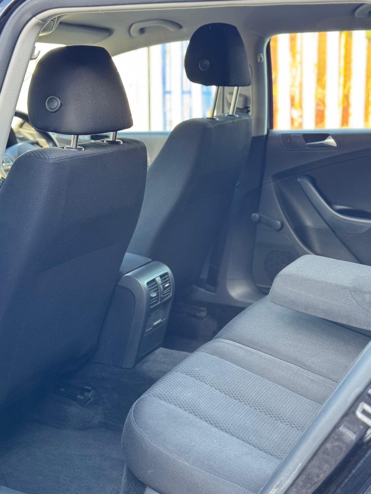 Volkswagen Passat - Image 30